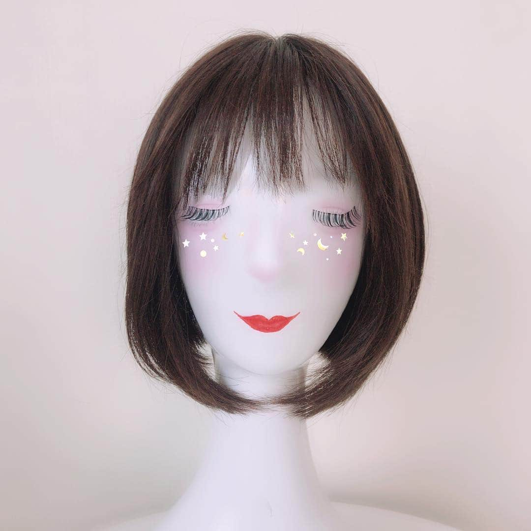 AQUADOLL アクアドールウィッグさんのインスタグラム写真 - (AQUADOLL アクアドールウィッグInstagram)「こんにちは⭐︎ アクアドール直営サロン 駒谷です☺️ . . サロンオリジナルウィッグの秘密、、、❤️ こんな感じで直営サロンそれぞれ 、専属美容師が心を込めてカットし、作成しております✂︎💕 . 手を加えたならではの自然さを ぜひ直営サロンでお試しいただければ幸いです🍀  サロンオリジナルウィッグは 全直営サロン統一 カット代込み59,184円(tax in)🌸 . 写真は最近東京サロンで人気のボブ 2種類です💕  なくなり次第動画のように 急いで作成していますが、 人気すぎてなくなってしまうことも😭😭 . ご来店時に見つけたら、ぜひご試着してみてくださいね⭐︎ . みなさまのご来店をお待ちしております💕  #アクアドール #ウィッグ #医療用ウィッグ #医療用かつら #aquadoll #wig #hair  #抗がん剤 #脱毛症 #副作用 #抜毛 #薄毛 #フルウィッグ #変身 #美容師 #オリジナルウィッグ #ロングウィッグ #ウィッグ動画 #セミオーダー #動画 #ヘアスタイル #カット動画 #ヘアチェンジ #ウィッグの魔法 #メイクアップ #春ヘア #おしゃれ #髪型」3月17日 17時06分 - aquadollwig