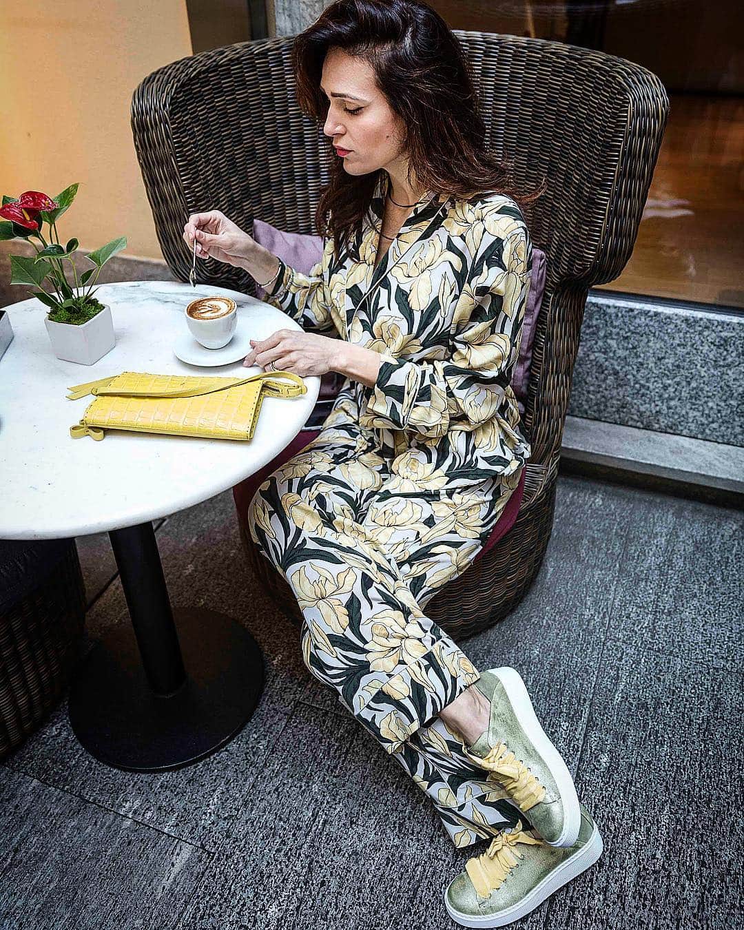エンリーベグリンのインスタグラム：「Did you have breakfast this morning?  Every moment matters.  #koffee#time#henrybeguelin#newsweety#bag#cocodrile#leather#sneakers#metal#leather#vegetaltannedleather#yellow#lime#color#」