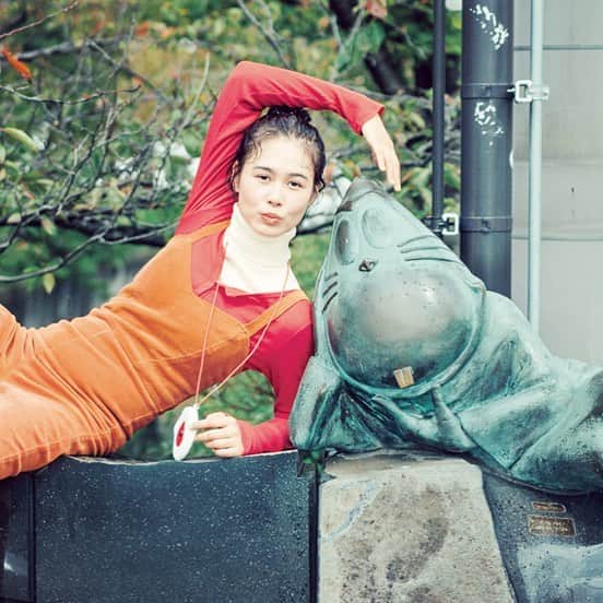 のインスタグラム：「写真、建築、漫画など、アート＆カルチャー好きにはたまらない聖地#鳥取 を旅したのは、イラストレーターとしても活躍中のモデル#田中シェン さん。 あの『#ゲゲゲの鬼太郎』の生みの親である#水木しげる さんが育った町として有名な鳥取県#境港 市へ！ 大の漫画好きというシェンさん、「#妖怪 という想像上の生き物で物語をつくるなんて、水木しげるさんのイマジネーションはすごい！ “インスタ映え” する場所もたくさんありますね」と、目を輝かせていました✨ . #FRaU #FRaU12月号 #FRaUTRAVEL #秘密の山陰 #アートな山陰 #tottori #山陰 #水木しげるロード @shen_tanaka」