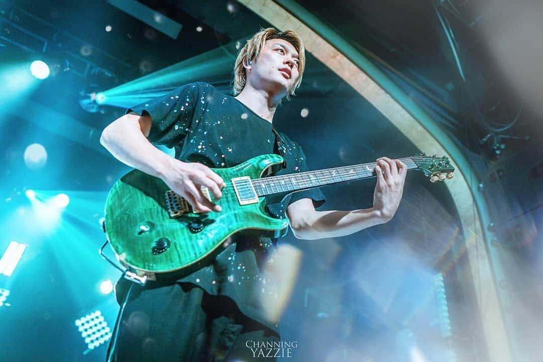 ONE OK ROCK WORLDさんのインスタグラム写真 - (ONE OK ROCK WORLDInstagram)「#repost @channingyazzie  Sorry was to busy having fun watching @oneokrockofficial at their Vegas show. But here is an awesome shot of @toru_10969 - Here is a shot of @toru_10969 live in Phoenix, AZ at the @thevanburenphx on 03-15-19 - 📸: Sony A6000 + @sigmaphoto 16mm 1.4 - (PLEASE CREDIT/TAG IF GOING TO REPPOST THANKS 👍😁) - Shot for @musicexistence _ #oneokrockofficial #eyeofthestorm #10969taka #toru_10969 #tomo_10969 #ryota_0809 #fueledbyramen #poobear #waterparks #standatlantic #eyeofthestormnorthamericatour2019」3月17日 17時14分 - oneokrockworld