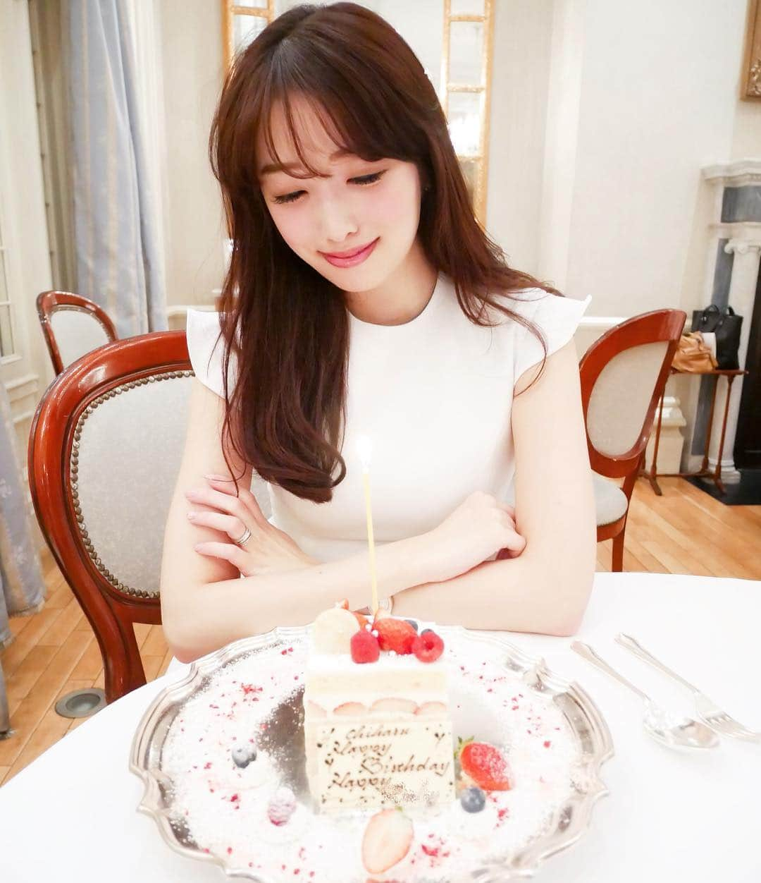 越馬千春さんのインスタグラム写真 - (越馬千春Instagram)「. 1番早いお誕生日のお祝い🎂✨ . 毎年目標にしてくれてるらしい✨ 本当にありがとう😊💓 . . #オーベルジュドリルトーキョー #ひらまつ #フレンチ #ランチ#laubergedelilltokyo #french  #lunch #ご褒美ランチ #tokyo #誕生日ケーキ #誕生日#🎂#birthdaycake #cake #instafood #東京 #六本木 #西麻布」3月17日 17時15分 - chiharukoshiba