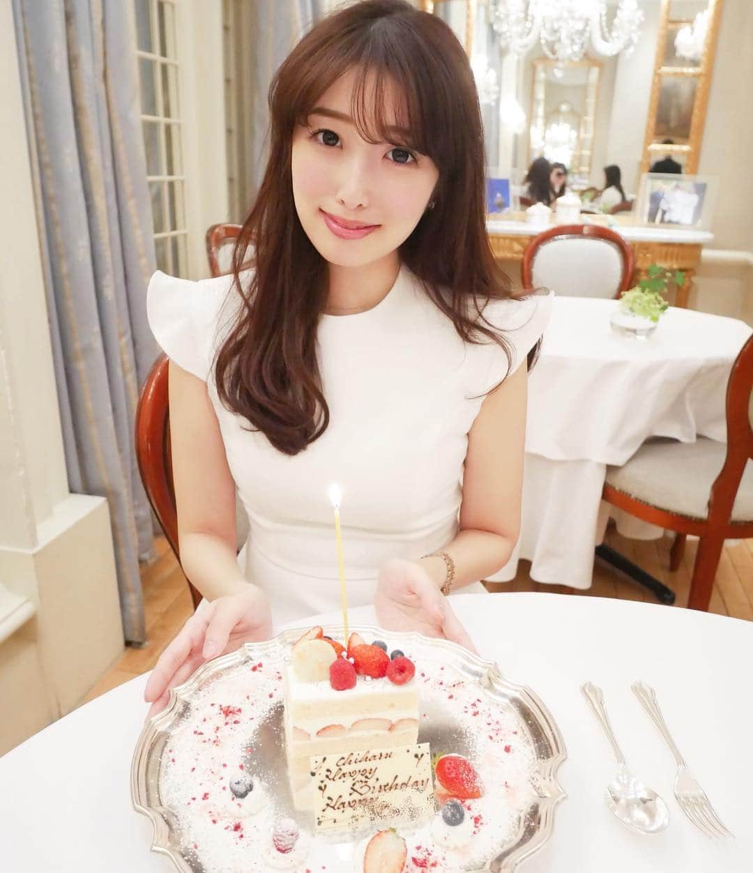 のインスタグラム：「. 1番早いお誕生日のお祝い🎂✨ . 毎年目標にしてくれてるらしい✨ 本当にありがとう😊💓 . . #オーベルジュドリルトーキョー #ひらまつ #フレンチ #ランチ#laubergedelilltokyo #french  #lunch #ご褒美ランチ #tokyo #誕生日ケーキ #誕生日#🎂#birthdaycake #cake #instafood #東京 #六本木 #西麻布」