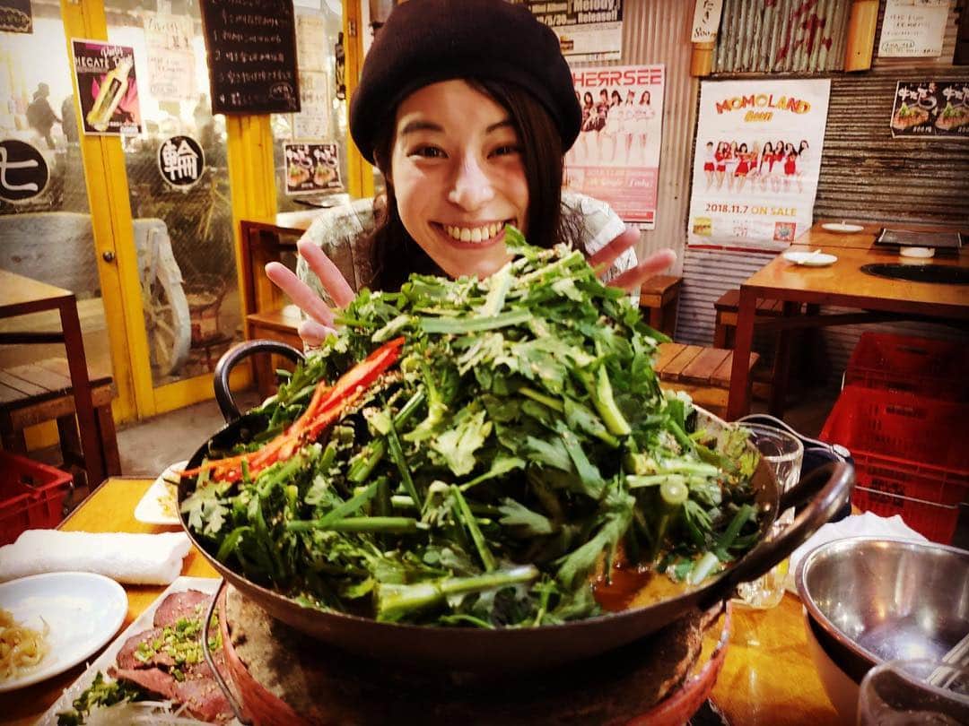 ほな・いこかのインスタグラム：「ドラマで一緒だったメイクさんとお衣裳さんと🥘未だに仲がいいのは嬉しいことなのです。だってわたしの顔ほんとに楽しそう。」