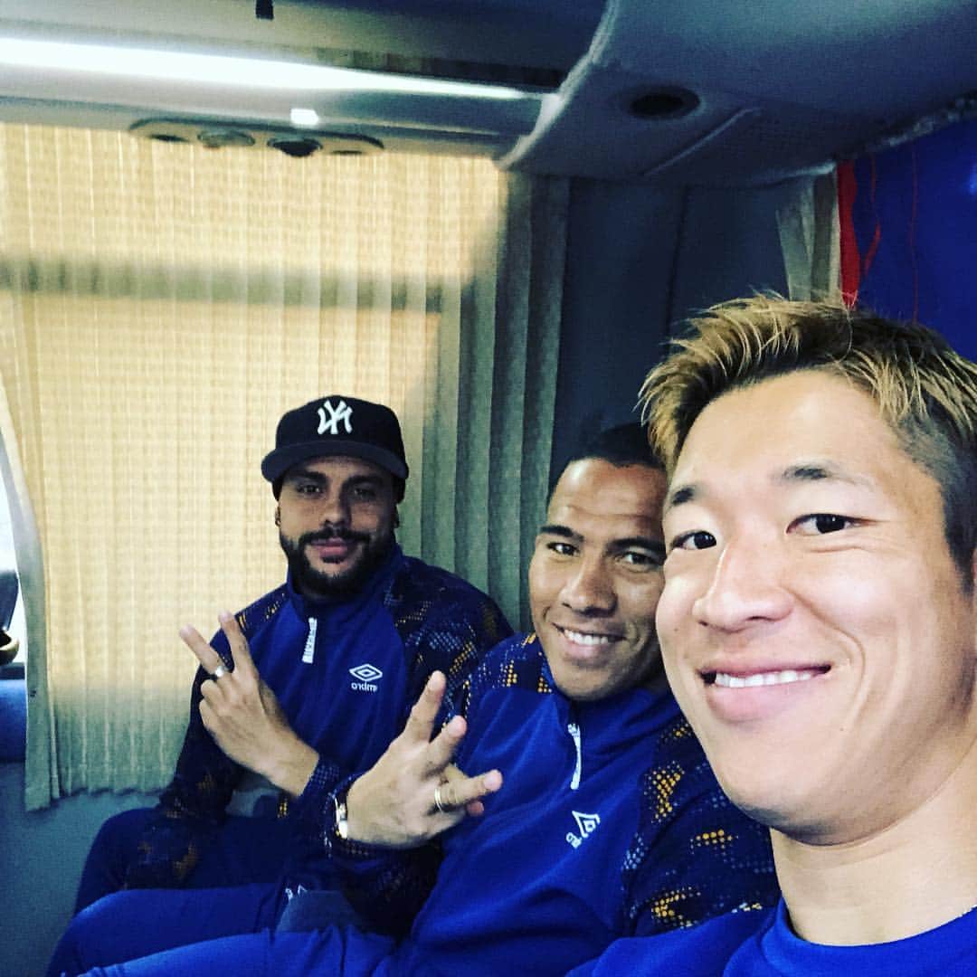林彰洋のインスタグラム：「Nice Victory 🤝  何より今日は審判のジャッジを注目して欲しい。 なかなか批判されることが多い審判達ですが、今回勝敗に関わらずJリーグであそこまで戦い合えて且つプレーの進行が止まらなかった試合ができたのは審判方のお陰。  Feeling great and excited! We have an excellent match. It was tough and we had to fight the whole time. The referees were great, too. *english sentences fixed  Photo  @jaeloficial @diegoqoliveira  #3points #referees #fctokyo」