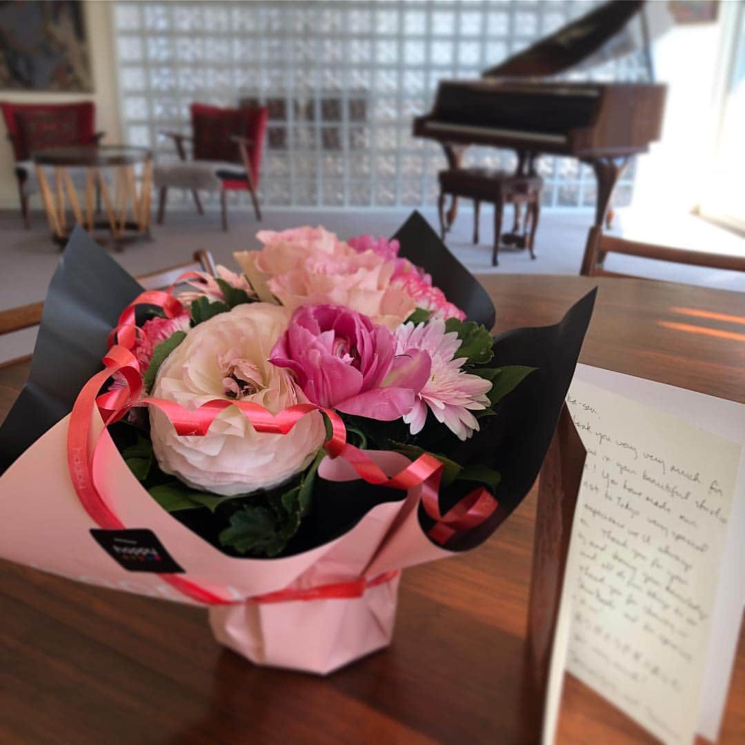 行正り香さんのインスタグラム写真 - (行正り香Instagram)「アメリカの友人の娘さんたちが泊まりにきて、京都に旅立ったので掃除をしようと思ったら。テーブルにお花とメッセージが。かわいいなあ。素敵だなあ。娘たちにも、こんな女子になってほしいわあ。#rikayukimasa #行正り香#Thank you for this Omoiyari. #Girls stayed at my apartment left flowers on the table. Beautiful.  Both flowers and their consideration. Arigato.」3月17日 17時19分 - rikayukimasa