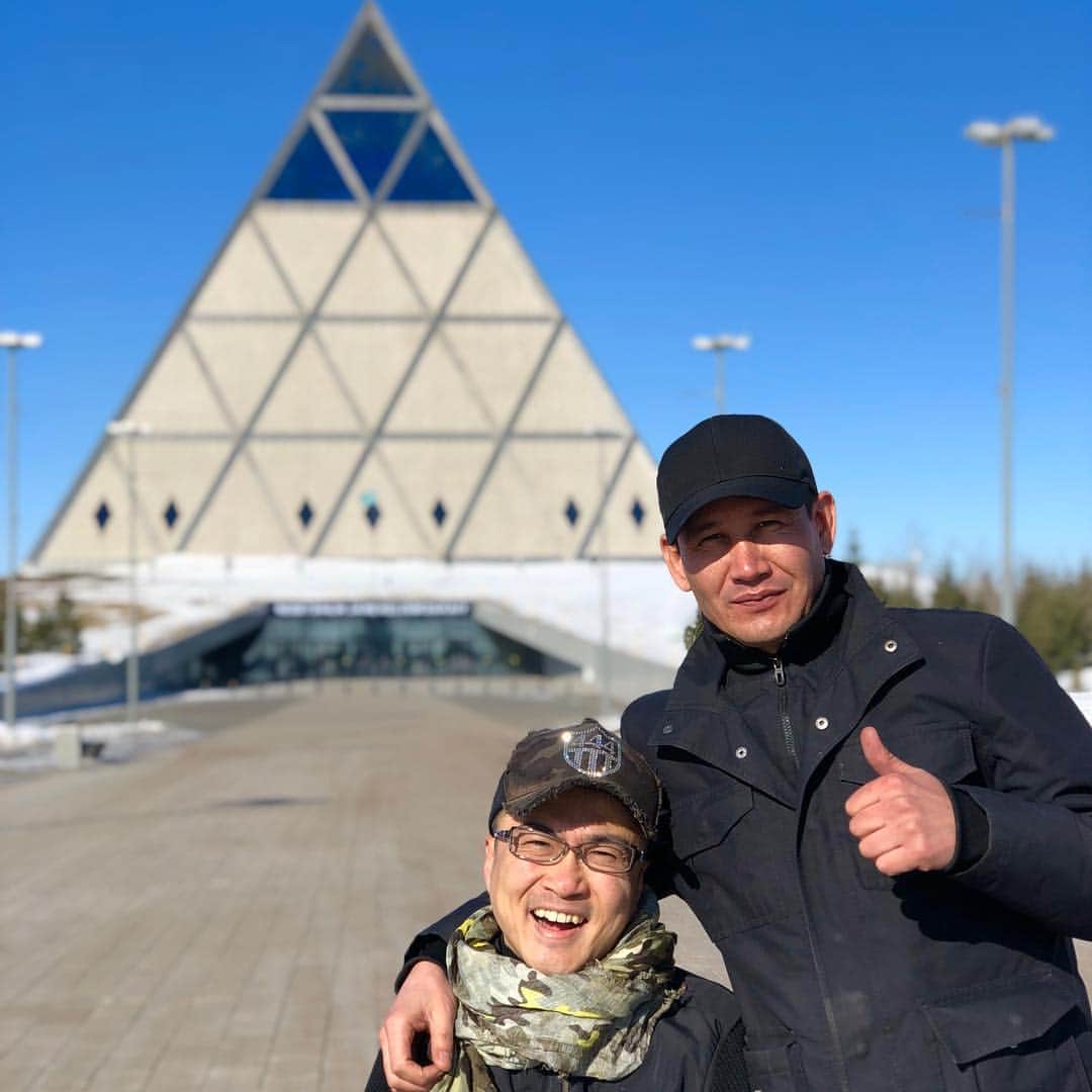 のインスタグラム：「ロシア語は得意だけど英語は苦手という人が多いカザフスタン人。コミュニケーションに苦労しています…。 #カザフスタン #カザフスタン旅行 #カザフスタン人 #アスタナ #平和と調和の宮殿 #ピラミッド #Kazakhstan #Kazakhstan🇰🇿 #Kazakhkazakhstanphoto #astana #astanacity #astanagram #piramidaastana #海外旅行 #海外旅行好きな人と繋がりたい #旅スタグラム #travelgram #travelphotography」