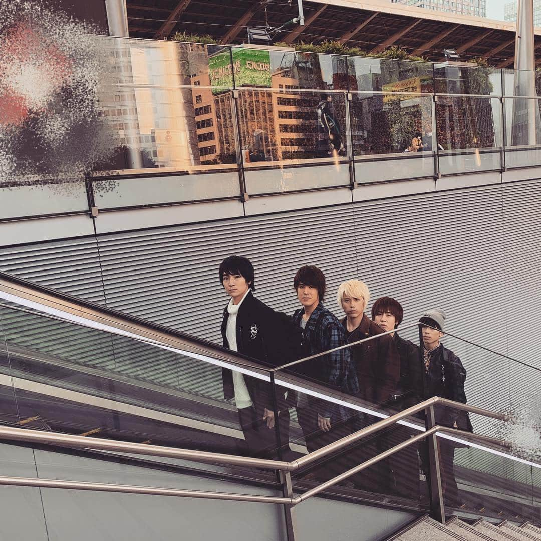 BOYS AND MENさんのインスタグラム写真 - (BOYS AND MENInstagram)「今日の誠は千葉県でした☺️✨ エスカレーターにてパシャリ📸  #ボイメン #誠 #本田剛文 #勇翔 #平松賢人 #土田拓海 #吉原雅斗 #エスカレーターで撮影 #とてもシュール  #ライブ前の吉原は何故かとてもテンションが高かったです #勇翔は甘い飲み物を飲んでご満悦 #誠ツアー #待ってます」3月17日 17時29分 - boysandmen_official