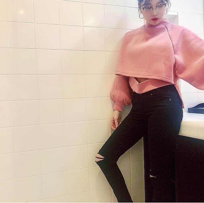 Aoiさんのインスタグラム写真 - (AoiInstagram)「移動の時は楽だけどかわいい服に包まれたい👚 ピンクのプルオーバーは @valmuer_official です☀️ 裾のデザインがかわいい♡  #Valmuer#valmuer_official#zara#fashion #楽ちん」3月17日 17時29分 - aoioa