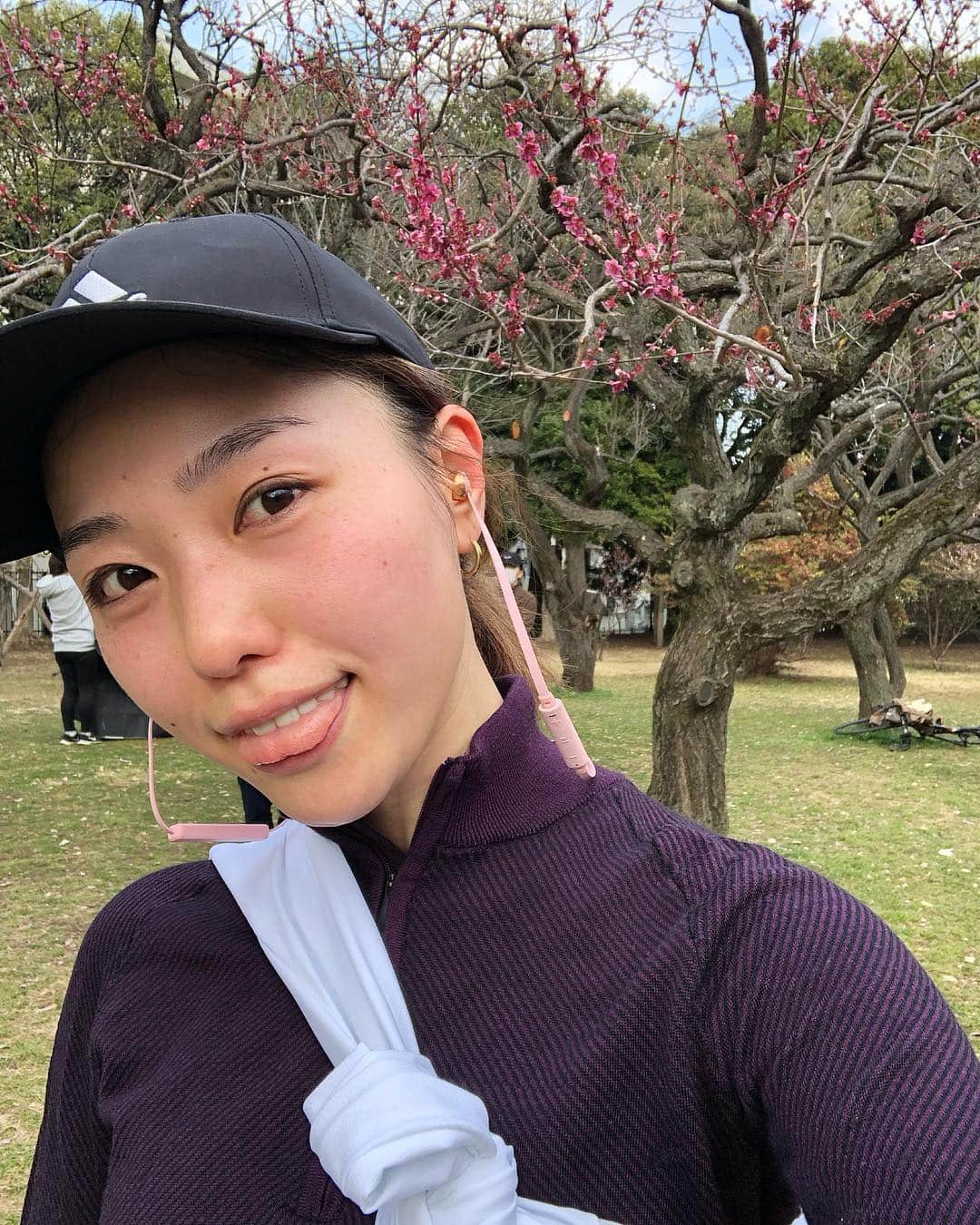 岩崎志保のインスタグラム：「@menosmasmob 🏃‍♀️💞 少し前にストーリーには載せたのですが、 3/8のInternational Women's Dayに伴い 『Women's month running challenge』を開催中！ 私もこの企画にチャレンジしています。 詳しくはハイライトの『IWD』にまとめてあるので 是非たくさんの女性に参加して欲しいです👯‍♀️ . ということで今日は久しぶりに1人で🏃‍♀️ 明日はおそらく走らないから25歳LAST RUN！ 1人で走る時って絶対的に音楽が大事◎ お気に入りの曲をプレイリストにして聴きながら走ってたら 10kmなんてあっという間😎 たまには1人で走るのもいいね。 #menosmasmob #OurMonthOurWay #girlspower 💖」