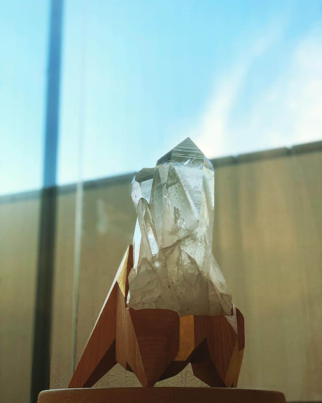 谷川じゅんじさんのインスタグラム写真 - (谷川じゅんじInstagram)「My Crystal with Shirve. Sculpture by Ryuichi Ohira. 木彫とクリスタル。納まるところに納まりました。#大平龍一 #shirve #beautifulenergy #goodvibesonly #shibuyastyle #tokyolife #thisisjapan」3月17日 17時38分 - junjitanigawa