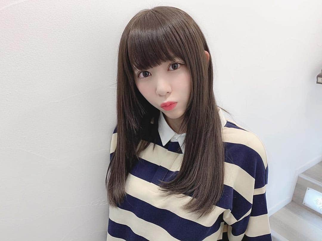 のインスタグラム：「先日lewin l'llで小池さんに カラーカットして頂きました☺︎ いつもお世話になってる小池さんが lewin l'llに移動になって初でした🌙 ・ エクステの馴染ませが本当に最強 いつもありがとうございます」