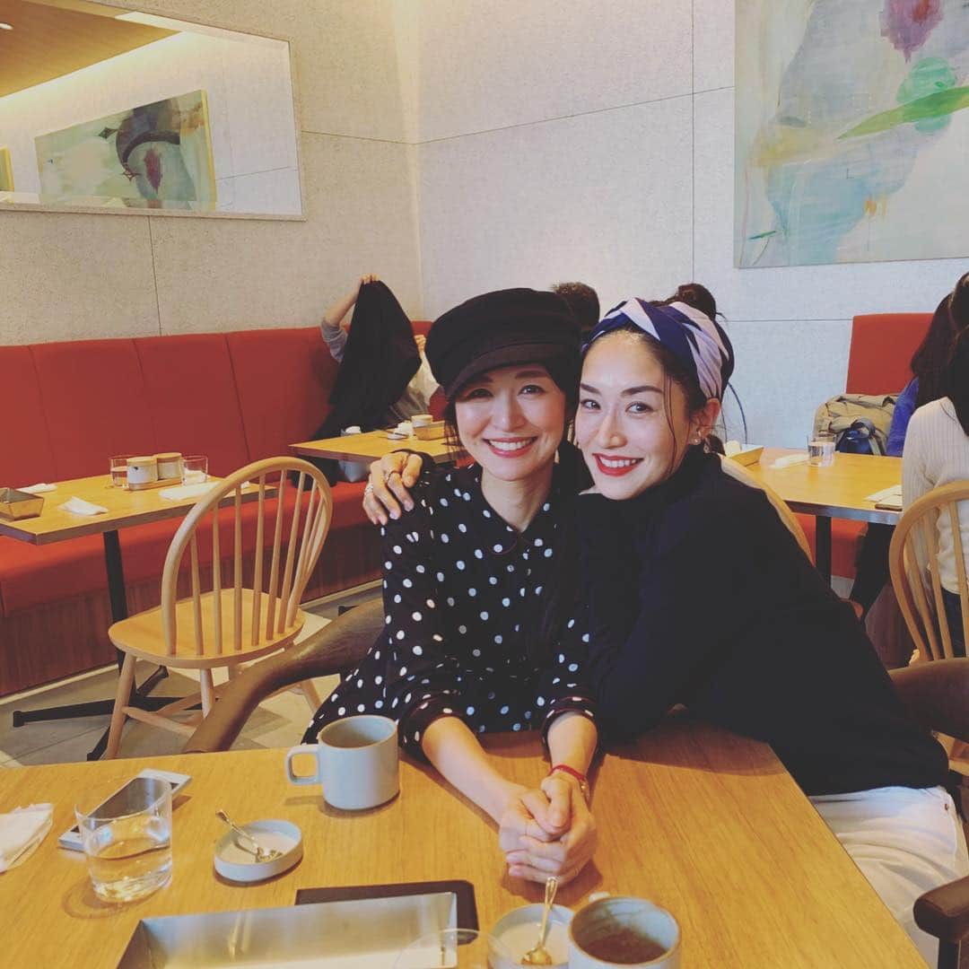 亀恭子のインスタグラム：「久しぶりに、 @yucari0108 と ゆっくり話せた日曜日のlunch time . . . 心地良いひと時を過ごして、 パワーチャージ。 . 大切な友です❤︎ ありがとう^ ^ . . . . ターバン巻きしたスカーフは @lastframe_official . . 写真では分かりにくいですが、 淡〜〜いラベンダー×ネイビーストライプが、 モダン かつほんのりヴィンテージ感があって…❤︎ . . . 偶然、 2人共 フレンチ寄り^ ^ . . #bff #sunday #thankyou #❤︎」