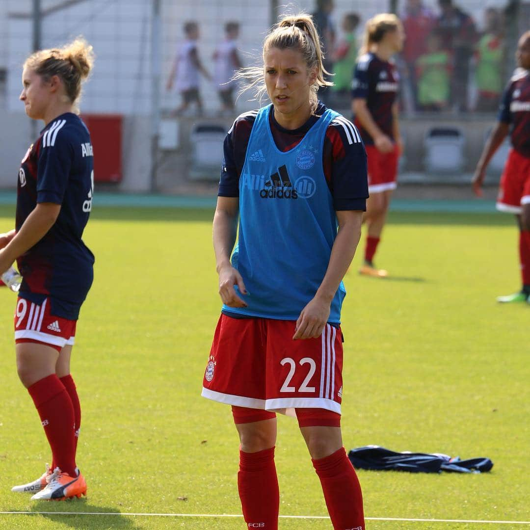 Verena Faisstさんのインスタグラム写真 - (Verena FaisstInstagram)「Es geht Schlag auf Schlag 💯 Heute empfangen wir Turbine Potsdam. 14 Uhr am FC Bayern Campus 🤙🏼 See you there 🔥 #diebayern #stepbystep #oneteam」3月17日 17時46分 - vereni2205