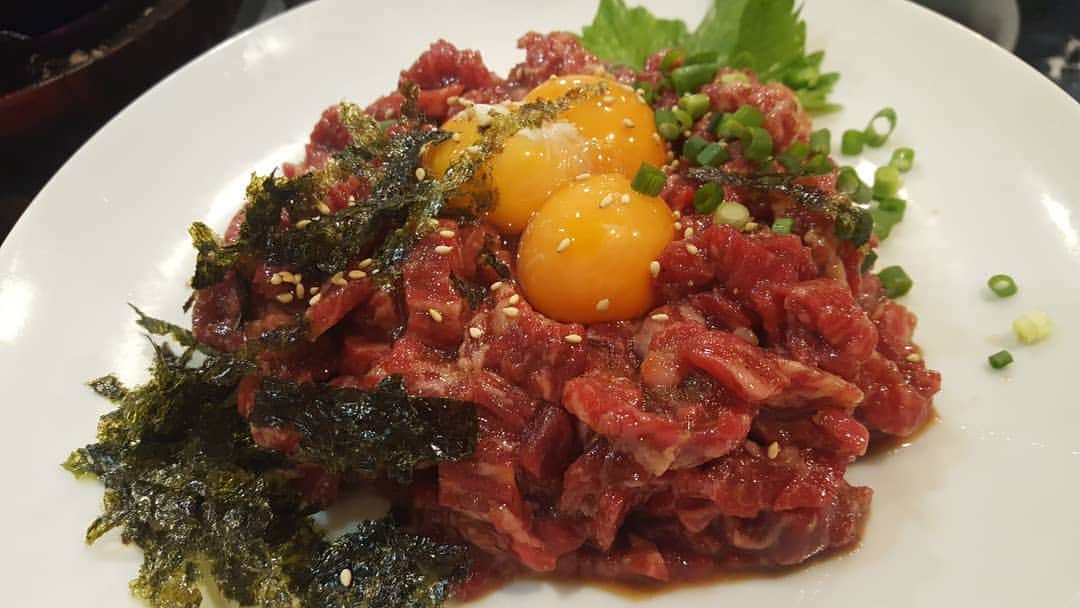 大沢文也のインスタグラム：「冗談抜きでこんなに美味しいユッケは食った事ないまぢで。名古屋に行くときはなにがあっても必ず食べ行くと決めました👍👍 @tatsuya.oiwa  #愛を知る県 #愛知県 #名古屋 #焼き肉 #焼肉 #ヤキニク #yakiniku #ゆっけ #ユッケ #美味しすぎ #最高」