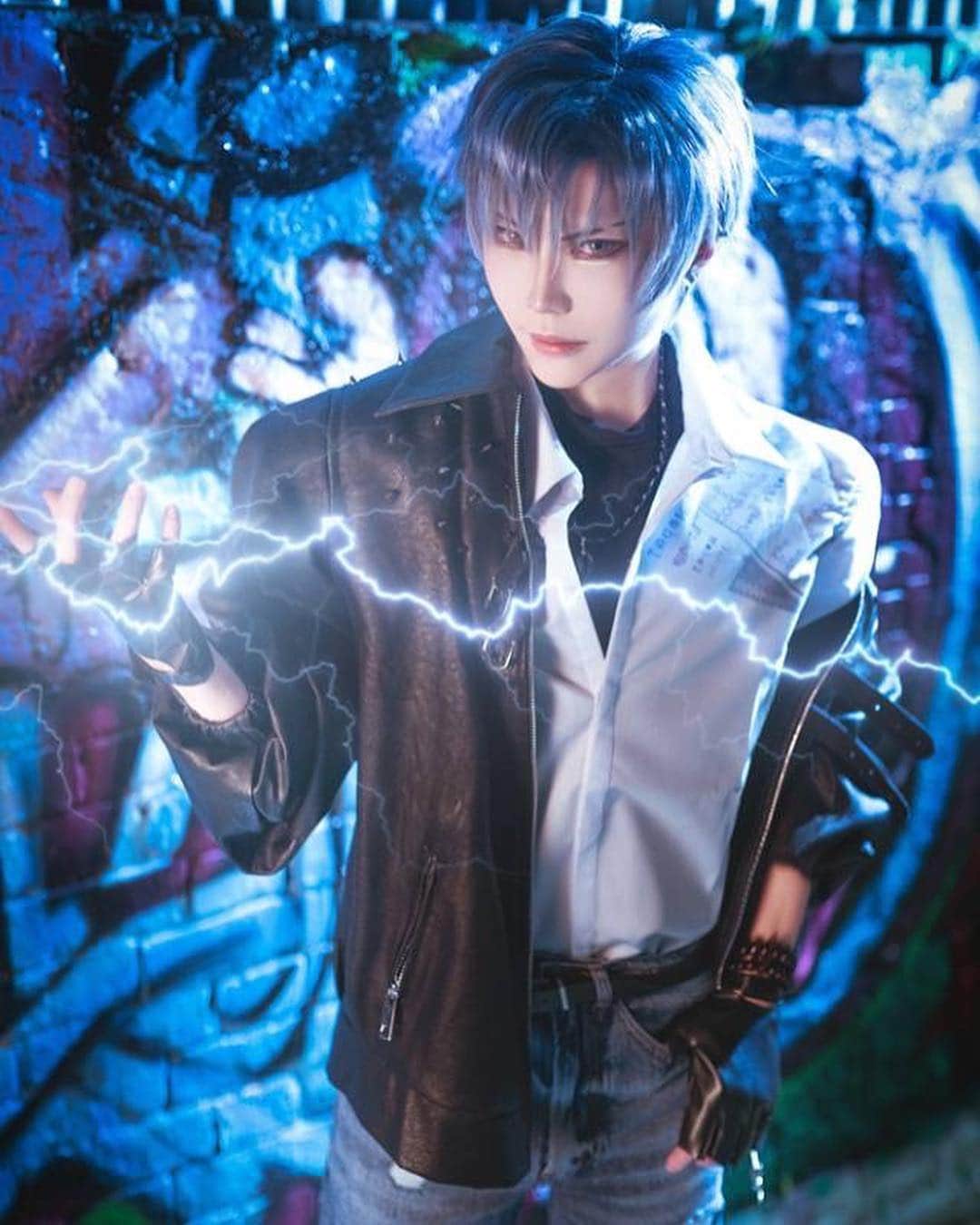 千尋のインスタグラム：「Listen carefully, what I said is all correct! Do you like seldom cosplay in male character? 『聽好了 我說的都是正確的』  凌肖弟弟霸氣登場 小姐姐不上車嗎? 大家都拿到卡片了嗎XDDDDD 年下又這麼狂的大人覺得很可以  拍攝的時候特別買了一塊滑板 但穿墊高鞋站在上面真的蠻心驚的 後來脫掉之後就健步如飛的小哥哥  錄了很多北七影片之後再放上來哈哈哈 還希望各位小姐姐多多支持XDDD  #戀與製作人 #凌肖 #戀與 #style #handsome #koreanmakeup #korean  #LoveandProducer #千尋大人 #chihirosama #cosplayboy  #mrlovequeenschoice  #otomegames  攝影感謝 L子 特效感謝 NASu茄兒」