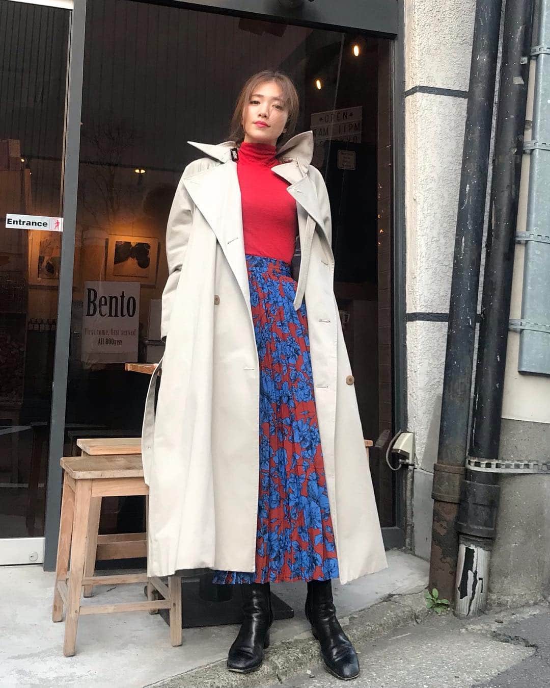 のインスタグラム：「春コーデで 色×色のコーディネートがしたくて @titivatejp の花柄スカートをgetしました☺︎（スワイプしてね🖕） 柄の中にある一色を使って合わせると派手色同士でもまとまる❤️💙 好きな色♡ ・ #love #fashion #outfit #titivate #titivatestyle #ティティベイト #プリーツロングスカート #春コーデ」