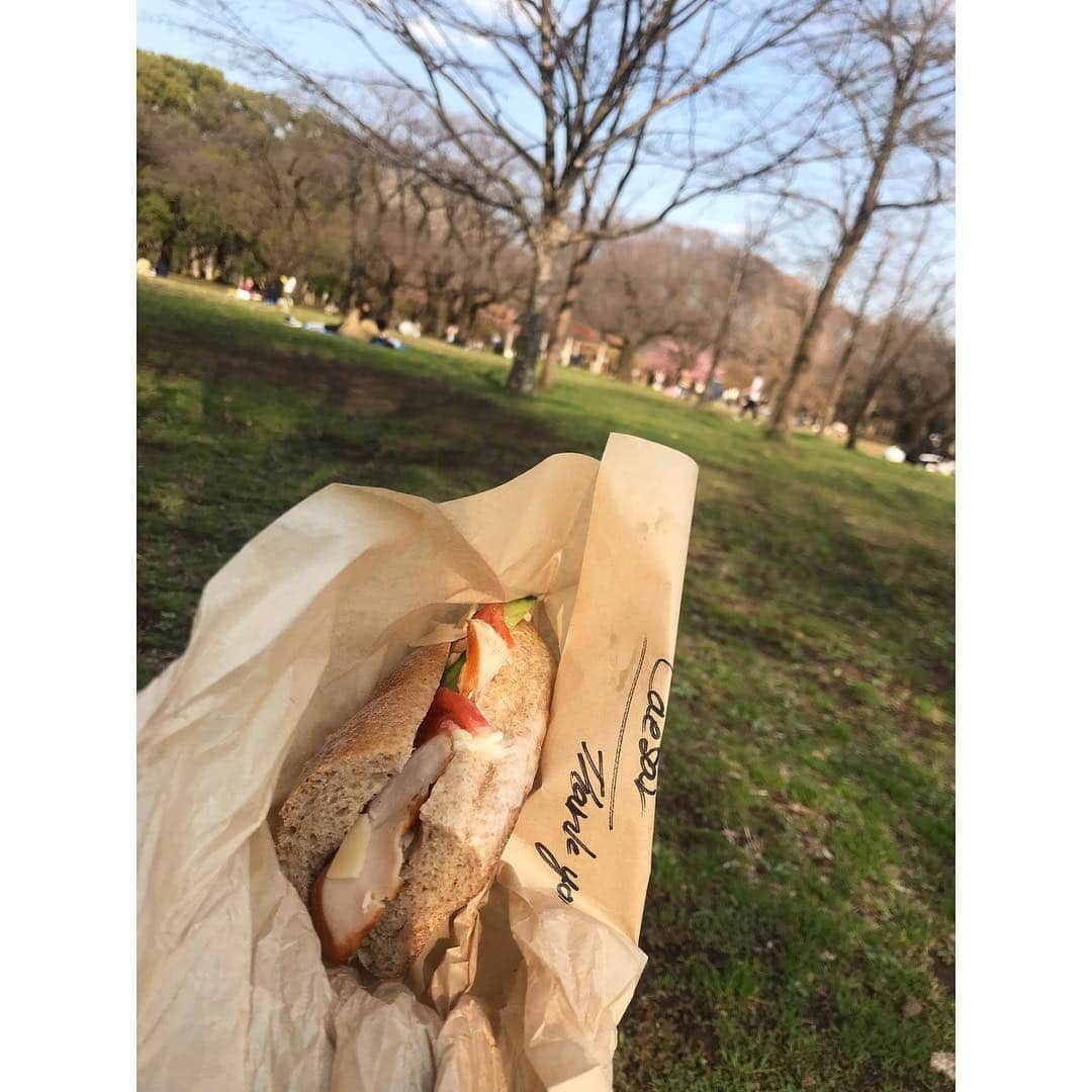 増田有華さんのインスタグラム写真 - (増田有華Instagram)「＊ 先日トレーニング帰りにピクニックしました。（突然） ぷらぷら歩きながら帰ろうと思ったんだけど、さいきんピクニック欲がすごくて笑 行く場所とか自然を調べまくってたから、そのまま気分で。 近くのカフェでランチをテイクアウト。 まだ桜は咲いてなかったけど、人いっぱい🙄🙄‼️ 見渡す限り、カッポーカッポーカッポー💏👨‍❤️‍💋‍👨 わたしは安定の、1人😍 浮きまくってた。なんせ1人で来てる人見渡す限り遠くの方までいなかったからね。いいんや、これはこれで🥴 めっちゃリフレッシュ。 さいきん歩くのすき。お散歩いいよね 早くあったかくなれ〜。 ＊ #ピクニック #春 #桜 #お花見 #お花見えない #1人ピクニック #自然 #晴れ #快晴 #天気 #japanese #japanesegirl #picnic」3月17日 17時54分 - masuyuka_official