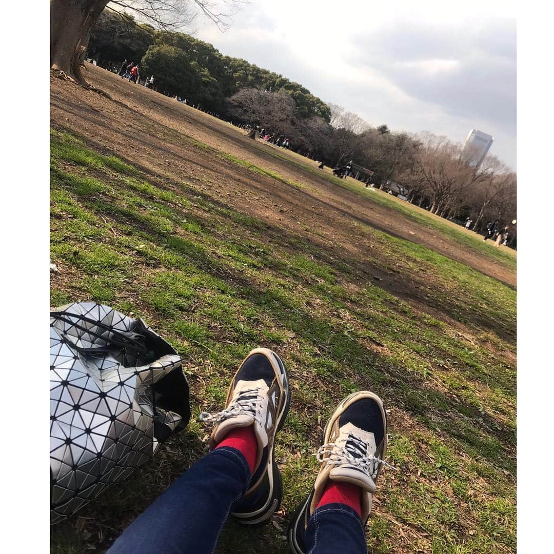 増田有華さんのインスタグラム写真 - (増田有華Instagram)「＊ 先日トレーニング帰りにピクニックしました。（突然） ぷらぷら歩きながら帰ろうと思ったんだけど、さいきんピクニック欲がすごくて笑 行く場所とか自然を調べまくってたから、そのまま気分で。 近くのカフェでランチをテイクアウト。 まだ桜は咲いてなかったけど、人いっぱい🙄🙄‼️ 見渡す限り、カッポーカッポーカッポー💏👨‍❤️‍💋‍👨 わたしは安定の、1人😍 浮きまくってた。なんせ1人で来てる人見渡す限り遠くの方までいなかったからね。いいんや、これはこれで🥴 めっちゃリフレッシュ。 さいきん歩くのすき。お散歩いいよね 早くあったかくなれ〜。 ＊ #ピクニック #春 #桜 #お花見 #お花見えない #1人ピクニック #自然 #晴れ #快晴 #天気 #japanese #japanesegirl #picnic」3月17日 17時54分 - masuyuka_official