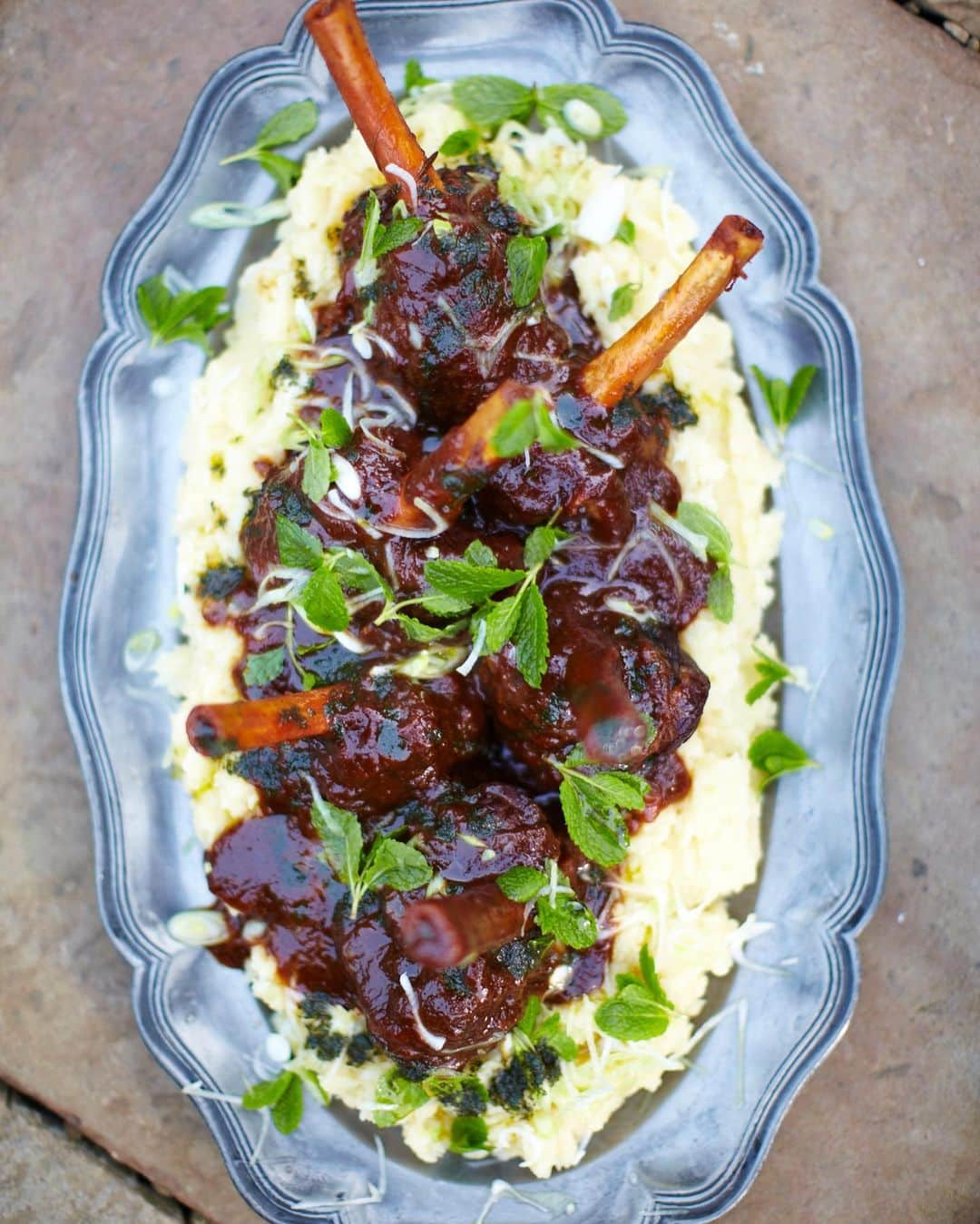 ジェイミー・オリヴァーさんのインスタグラム写真 - (ジェイミー・オリヴァーInstagram)「What's a #StPatricksDay celebration without putting on a bit of a feast!! 👉 I've got Guinness Lamb Shanks, Beef & Guinness Stew, Simple Soda Bread...to name a few. Such unbeatable combos and flavours going on! Recipes all on my website. Sláinte!」3月17日 18時04分 - jamieoliver