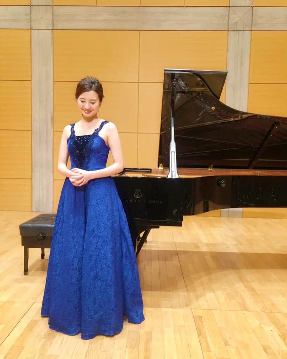 森本麻衣のインスタグラム：「thank you for coming to the concert yesterday🎹‼️ . 昨日のコンサート、 無事にやり切った達成感で ホッとしています😌 . 今回は「和」とのコラボもあり、 お客様に大変好評で本当に嬉しいです🌸 （次の投稿で共演者をご紹介しますね💐） . . ピアノソロは、独特の世界。 舞台上で自分しかいないのですから、良くも悪くも全てが自分次第です。 . 私は、本番に向けて、 100%ではなく、 120%の努力をするようにしています。 . それでも、 やっぱり泣くほど怖くなったり、 でも、 本番となれば練習が味方になって 無事に弾けて安堵したり、 はたまた、舞台上で普段起こらないハプニングがあったり。 . 人間なので、やはり、 敏感に気持ちがうごく。 そんなものです。 . . でも、ただ一つ、 . 「音楽への尊敬と熱意、 そして、音楽を細胞レベルで大切に思う気持ち」は . どんなに大変な時でも 変わらないです。 . . . . #maimorimoto#piano#pianist#concert#thankyou#tokyo#🎹 #steinway  #森本麻衣#ピアノ#ピアニスト#音楽#クラシック#コンサート#ドレス#👗#スタインウェイ」