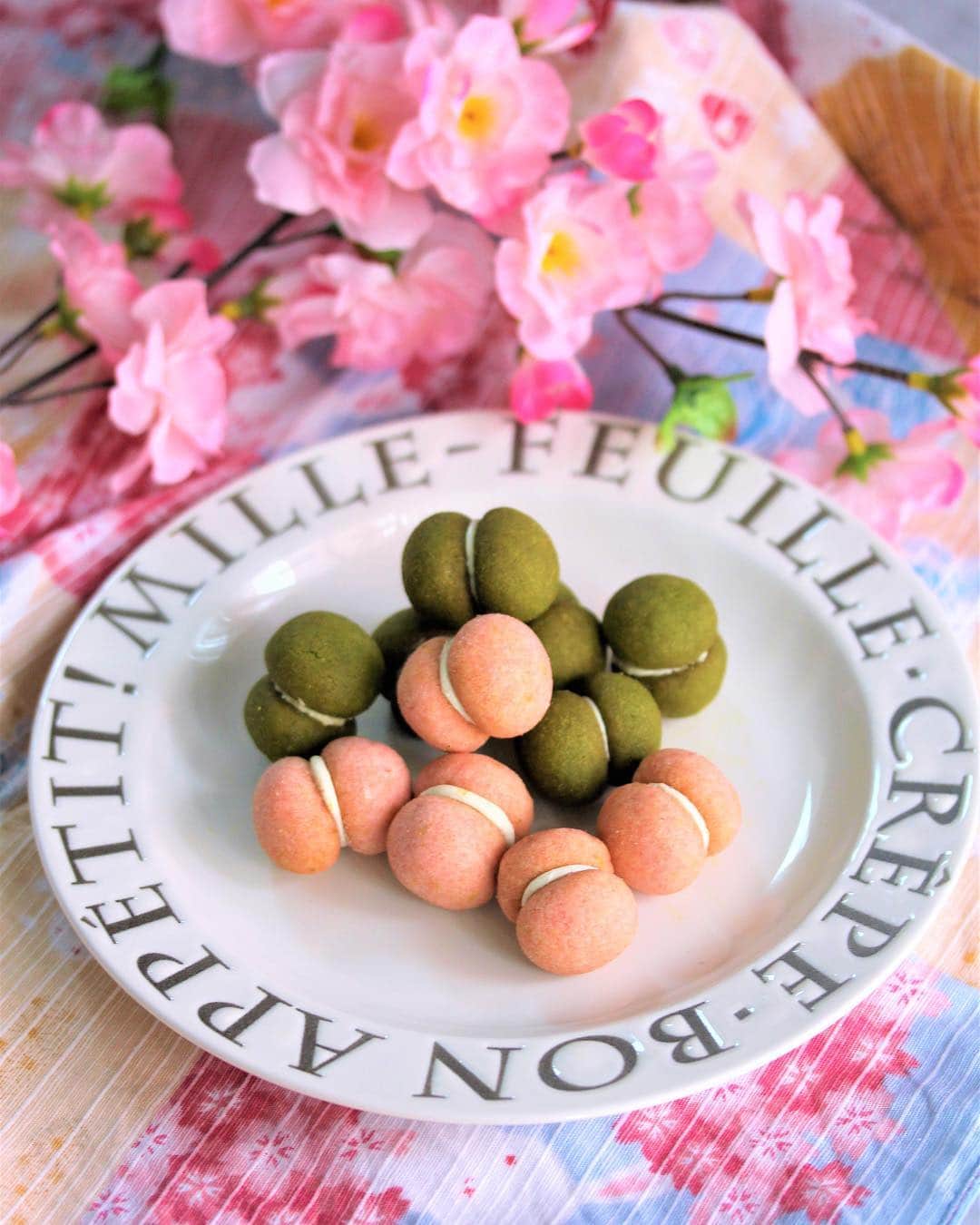 のインスタグラム：「It ain’t no spring without 🌸  Seasonal special coming soon~stay tune!  #dairycreamkitchen #singapore #sgbakes #tokyo #東京 #desserts #igersjp #retrip_gourmet #japan #yummy #igfood #love  #foodporn #igsg  #instafood #foodspotting #vscofood #gourmet #カフェ #onthetable  #bonappetit #cafe #ケーキ #デザート #スイーツ #cookies #delicious #matcha #抹茶 #sakura」
