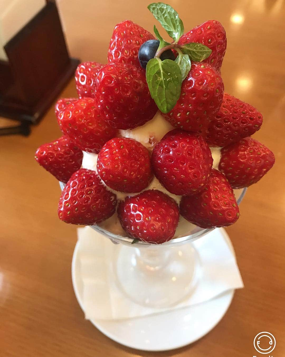 佐々麻梨江さんのインスタグラム写真 - (佐々麻梨江Instagram)「金沢で食べたいちごパフェ🍓 なんと950円😍都内なら3倍しそう！ * * * いちご好きにはたまらないのが生クリームとか入ってなくてバニラアイス、ストロベリーアイス、シリアルのみというシンプルパフェ❤️ * * * #kanazawa  #tripstagram  #cafe #strawberry  #金沢カフェ  妹の白いセーターをバックに🍓」3月17日 17時59分 - maries129