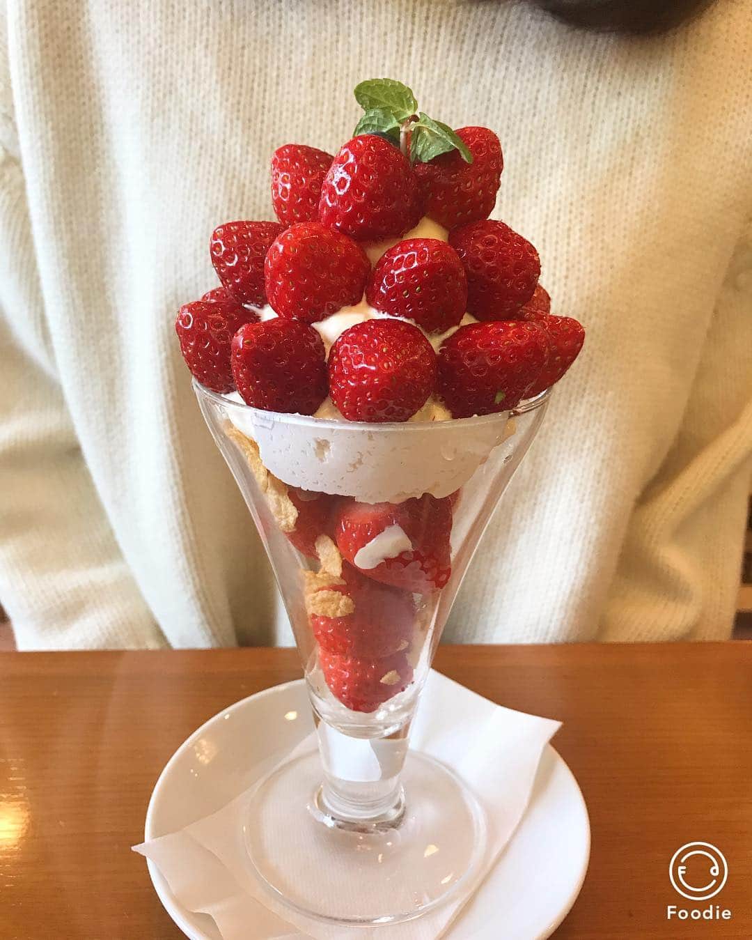 佐々麻梨江さんのインスタグラム写真 - (佐々麻梨江Instagram)「金沢で食べたいちごパフェ🍓 なんと950円😍都内なら3倍しそう！ * * * いちご好きにはたまらないのが生クリームとか入ってなくてバニラアイス、ストロベリーアイス、シリアルのみというシンプルパフェ❤️ * * * #kanazawa  #tripstagram  #cafe #strawberry  #金沢カフェ  妹の白いセーターをバックに🍓」3月17日 17時59分 - maries129