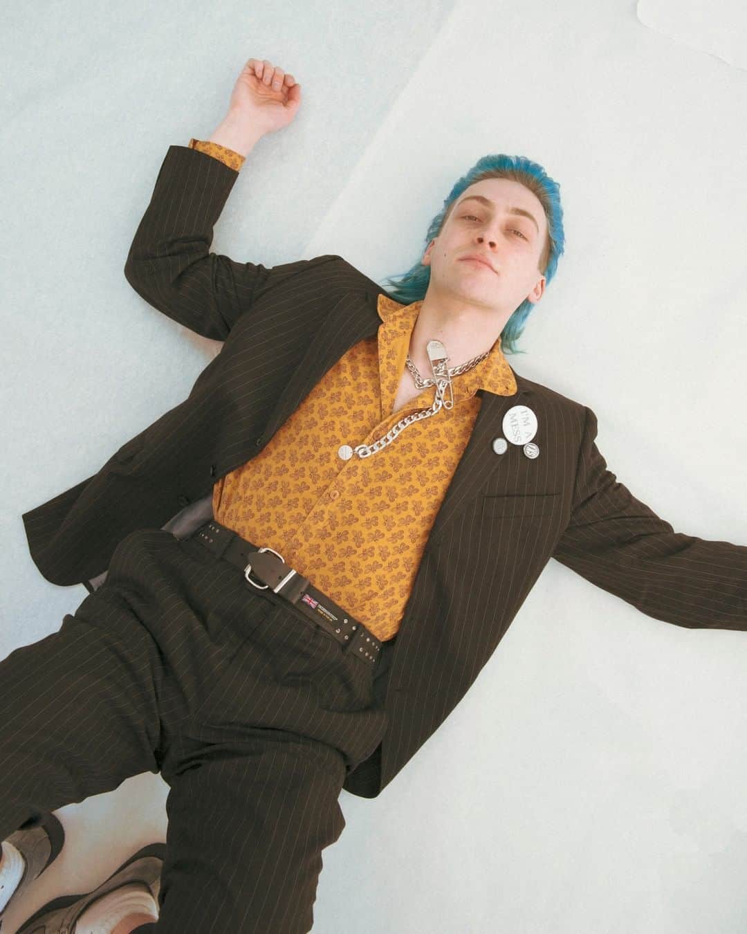 のインスタグラム：「Oversize safety pin neckchain, pin badges, leather belt. From the London store and online . ⁣ ⁣@joe.taylor.denial ⁣ ⁣ ⁣ #UndergroundEngland #UndergroundShoes #UndergroundShoe #Underground」