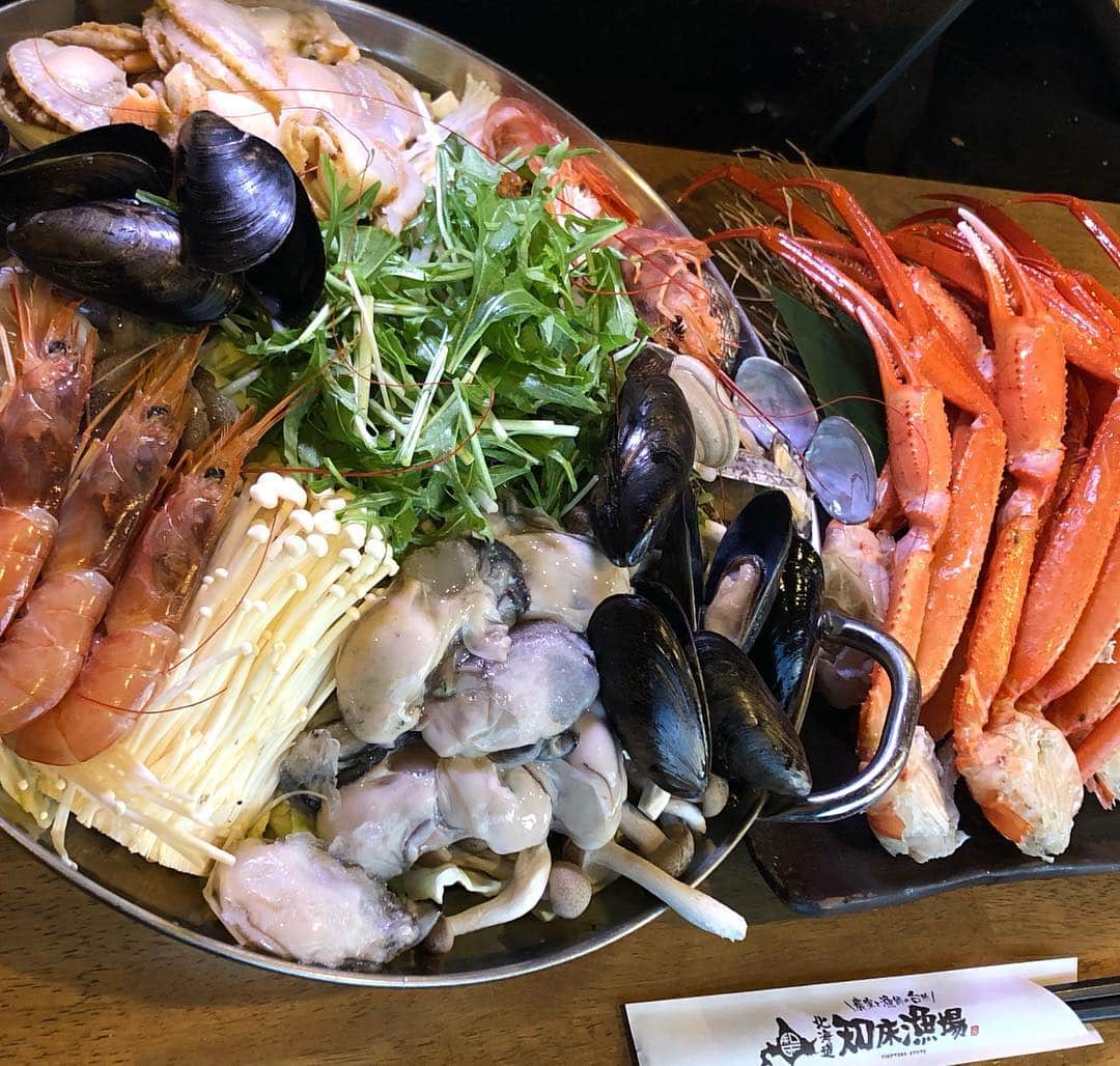 知床漁場 難波道頓堀店のインスタグラム：「こちらの#海鮮鍋 の#食べ飲み放題 が3980円！！！ #蟹 #かに #カニ #大阪グルメ #難波グルメ #道頓堀グルメ #ディナー #道頓堀 #海鮮居酒屋 #えび #牡蠣食べ放題」