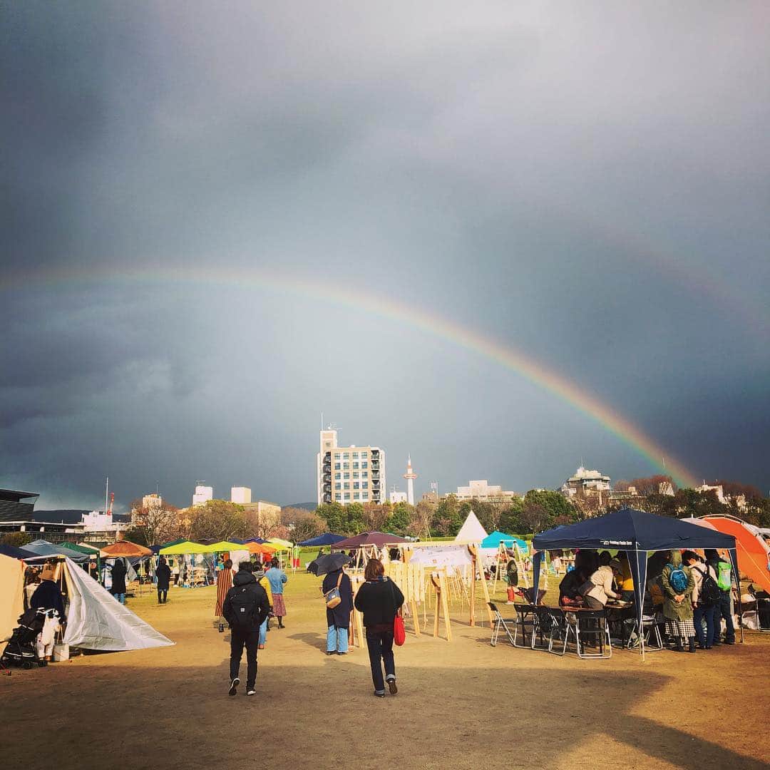 のインスタグラム：「京都着いたら、デッカい虹🌈が出てた！！ 昨日、弾き語りで電気グルーブの「虹」カバーしたから、なんか嬉しい🎵 #電気グルーヴ #虹は本当に名曲 #松本素生 #京都nano #thefullteenz」