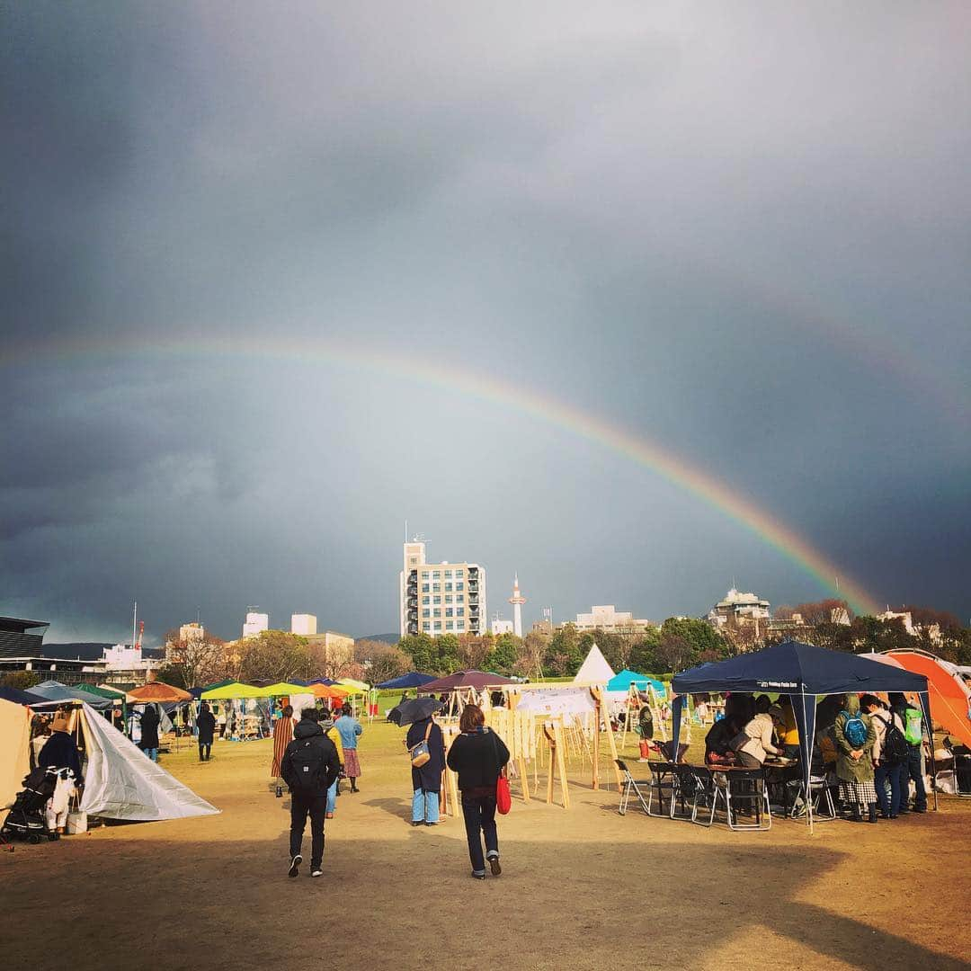 松本素生さんのインスタグラム写真 - (松本素生Instagram)「京都着いたら、デッカい虹🌈が出てた！！ 昨日、弾き語りで電気グルーブの「虹」カバーしたから、なんか嬉しい🎵 #電気グルーヴ #虹は本当に名曲 #松本素生 #京都nano #thefullteenz」3月17日 18時00分 - sou_matsumoto