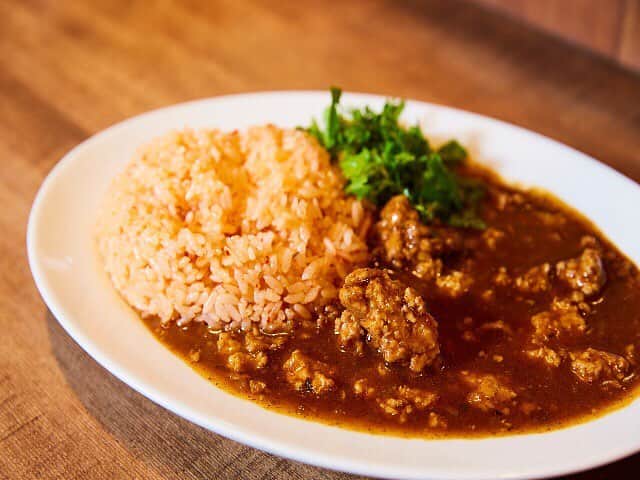 のインスタグラム：「ごろごろっとしたひき肉がたまらない、「ひき肉ライス 少年の夢」。五反田で行列必至の某人気ハンバーグ店で5年修業したシェフが、イタリアやシンガポールなどで料理を研究した後、独立開業したひき肉ライス専門店。 #東京カレンダー #東カレ #tokyocalendar #ひき肉少年  #白金」