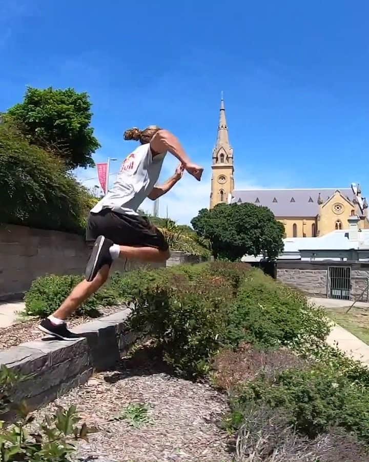 のインスタグラム：「Mad flips, but no trips. 🏃🏽‍♂️: @domtomato #parkour #workout #wallrun #redbull #givesyouwings」