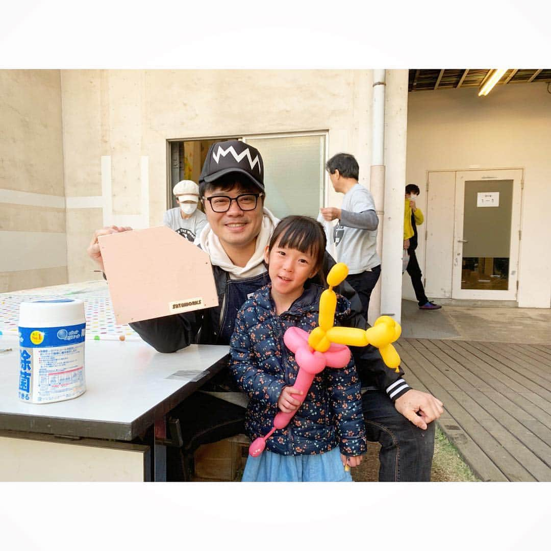 佐田正樹さんのインスタグラム写真 - (佐田正樹Instagram)「よしもと本社でちびっ子達とワークショップ。本日は本棚作り。  #ワークショップ #ブラックアンドデッカー #ブラデカ #blackanddecker #マルチツール #電動工具  #マルチエボ  #1台でなんでもできる電動工具  #佐田工務店  口にペンキつけてからに！可愛い！」3月17日 18時13分 - satakisama