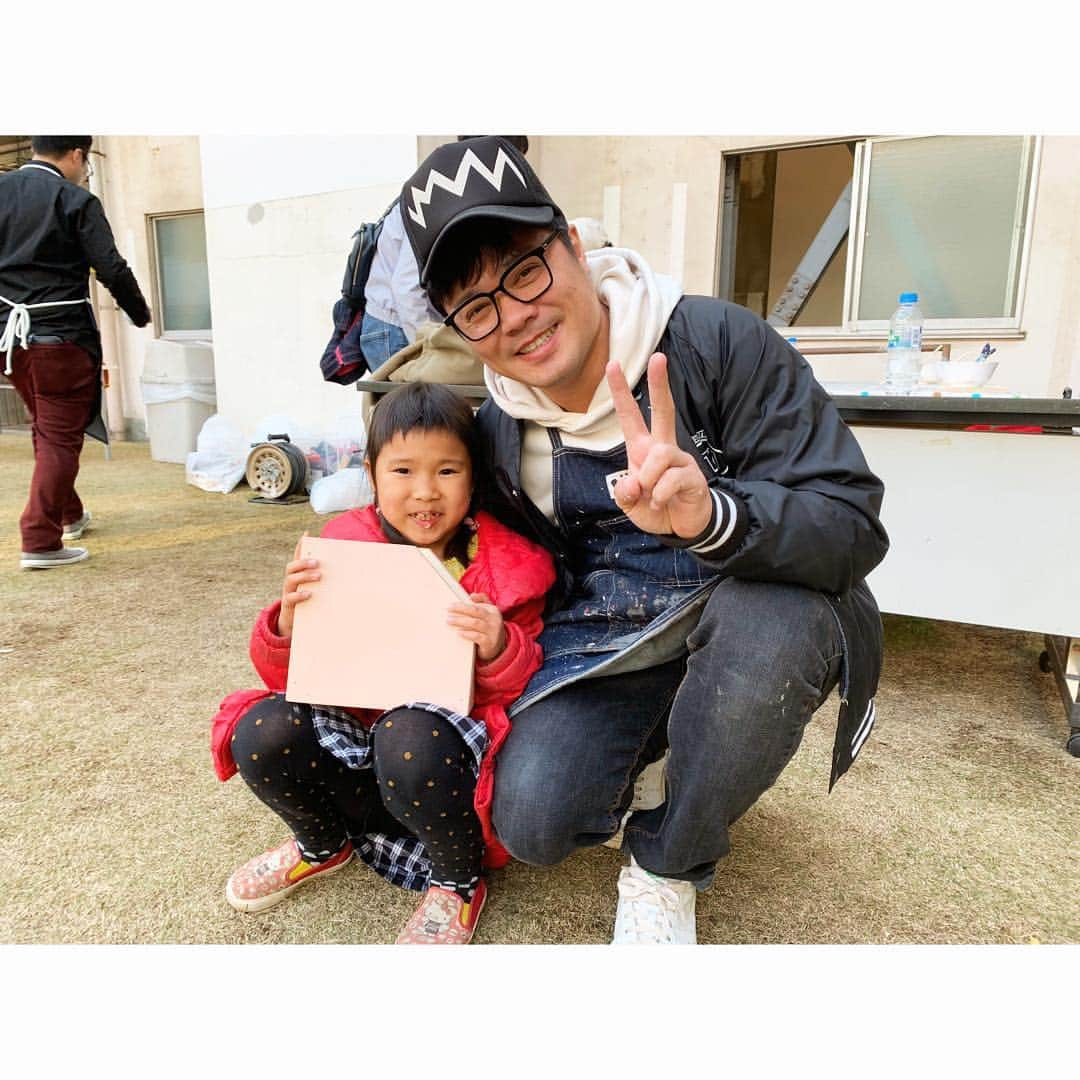 佐田正樹さんのインスタグラム写真 - (佐田正樹Instagram)「よしもと本社でちびっ子達とワークショップ。本日は本棚作り。  #ワークショップ #ブラックアンドデッカー #ブラデカ #blackanddecker #マルチツール #電動工具  #マルチエボ  #1台でなんでもできる電動工具  #佐田工務店  口にペンキつけてからに！可愛い！」3月17日 18時13分 - satakisama