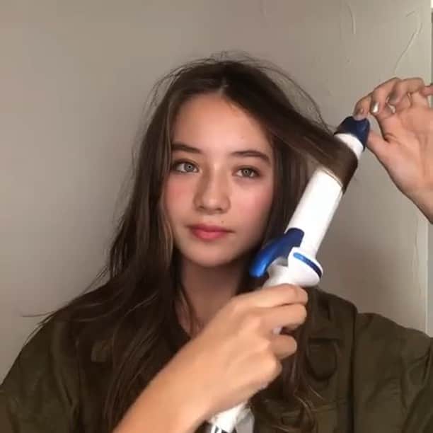 のインスタグラム：「✔style by @takahiro_node ✔ model by @sakura_kirsch 【 #ALBUM動画_スタイリング_セルフ】 ↑別パターンはこちら↑ . cut + color ¥3,500~ double color ¥8,000~ treatment ¥2,000~ etc... ※店舗により料金が異なります。 . . 【失敗しない🙆ラフ★ワンカール巻き解説】50秒動画🎥 _____________________________________ . ワンカールだけで作るロングヘアの簡単スタイリング♩ 毛先にオイルを馴染ませてラフに散らしたらワンカールだけでも可愛い動きが出ますよ😁👌 是非お試し下さい✨ . ◉使用スタイリング剤 Ｎ.シアオイル . コテはヘアビューロン34ミリで温度は150度です。 巻く束はコテの太さと同じ幅で巻くと綺麗に巻けますよ^ ^ . コテは横向きに入れるとゆるく、縦に入れると強く巻けます！ 是非ご参考下さい。 . . こちらのスタイルは 新宿店の野出 貴弘（@takahiro_node ） が担当いたしました！ . 何かご不明点がございましたら お気軽にコメントください。 . 担当スタイリストからも コメントいたします！ . ALBUM（  @album_hair ） . . 【お問い合わせ先】 ALBUM OFFICE TEL / ‪03-6712-5547‬ FAX / ‪03-6712-5548‬ MAIL / info@album-hair.com . . . #ロング #ロングヘア #アイロン #美容室 #ヘアスタイル #ヘアオイル #ヘアセット #スタイリング #セルフ #ワンカール #カラー #ハイライト #グレージュ #ブリーチ #ハイライトカラー #美容師 #髮型 #髮型師 #髮型設計#攝影 #染髮 #发型 #護髮 #日系髮型#ทรงผม #헤어 #염색 #단발머리 #haircolor」