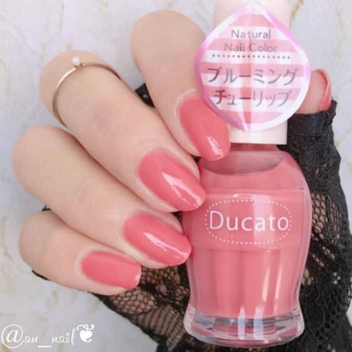 Locariのインスタグラム：「【可愛らしいピンクは気分を上げてくれる♡Ducatoの新色で指先にも春を】  photo by @au_nail さん . . #ワンカラーネイル#オフィスネイル#上品ネイル#お呼ばれネイル#デートネイル#きれいめ#Ducato  #ミラーネイル  #ネイル #ネイルデザイン #ネイルサロン #シンプルネイル #ネイルアート #セルフネイル #マニキュア #ポリッシュ #ネイルポリッシュ #ネイルカラー #マニキュア #プチプラネイル #大人ネイル #オフィスネイル #簡単ネイル #上品ネイル」