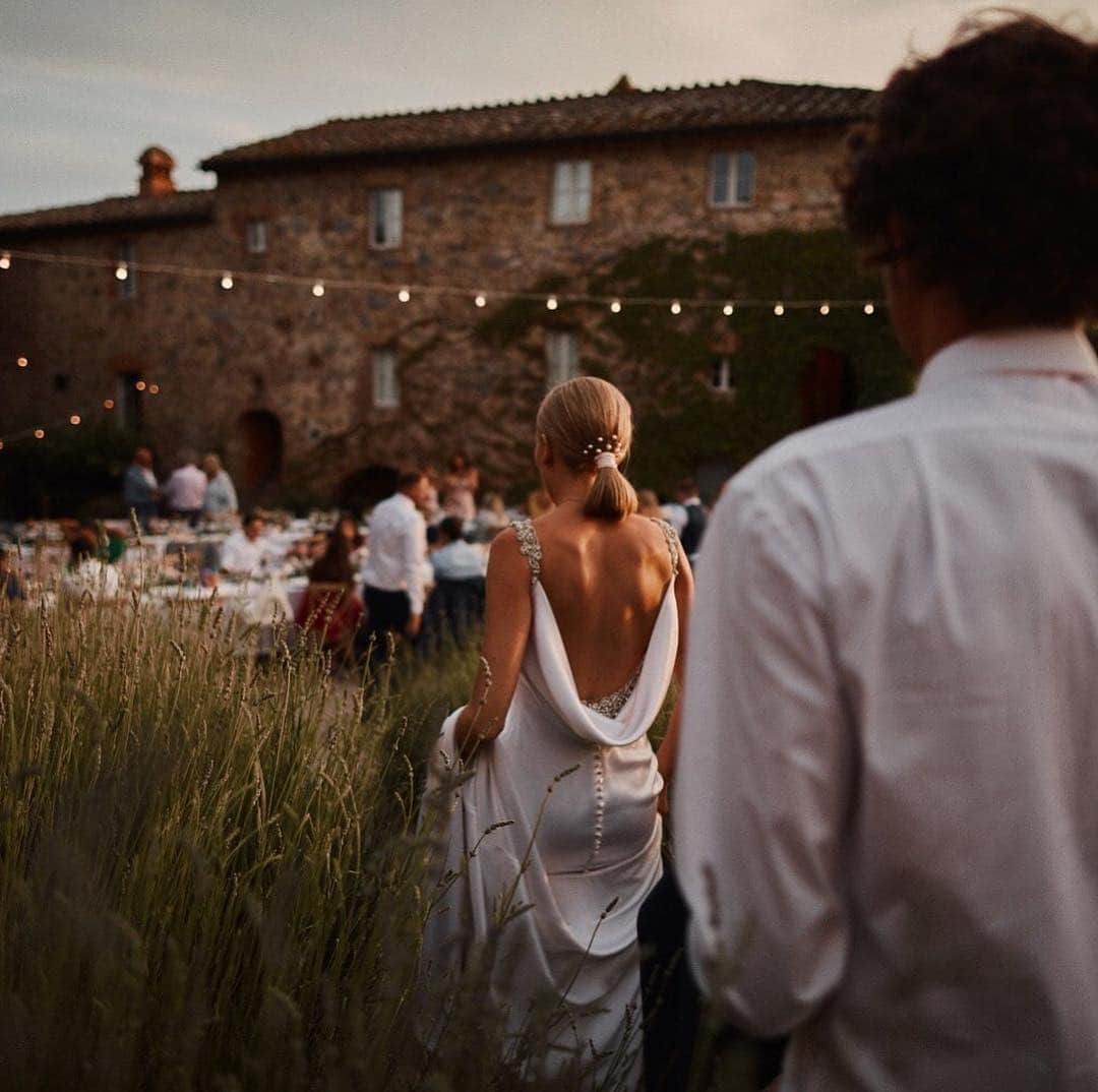 Pronoviasさんのインスタグラム写真 - (PronoviasInstagram)「Natalie and Mark got married in San Galgano Abbey (Tuscany). We're in love with the Rama dress and with this picture! Congratulations! #PronoviasStylishBride Photo by: @benjaminwheeler」3月17日 18時15分 - pronovias