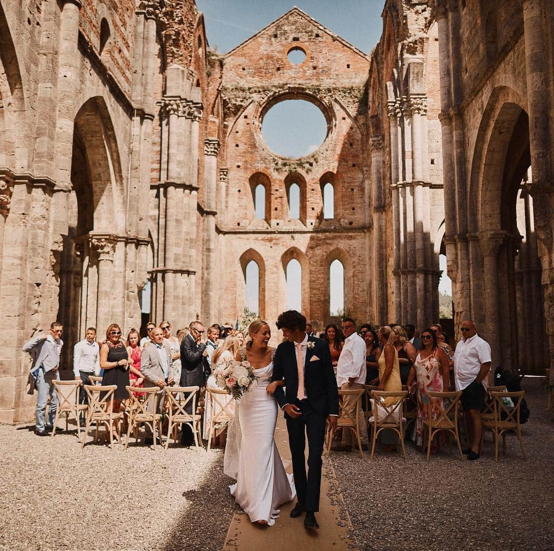 Pronoviasさんのインスタグラム写真 - (PronoviasInstagram)「Natalie and Mark got married in San Galgano Abbey (Tuscany). We're in love with the Rama dress and with this picture! Congratulations! #PronoviasStylishBride Photo by: @benjaminwheeler」3月17日 18時15分 - pronovias