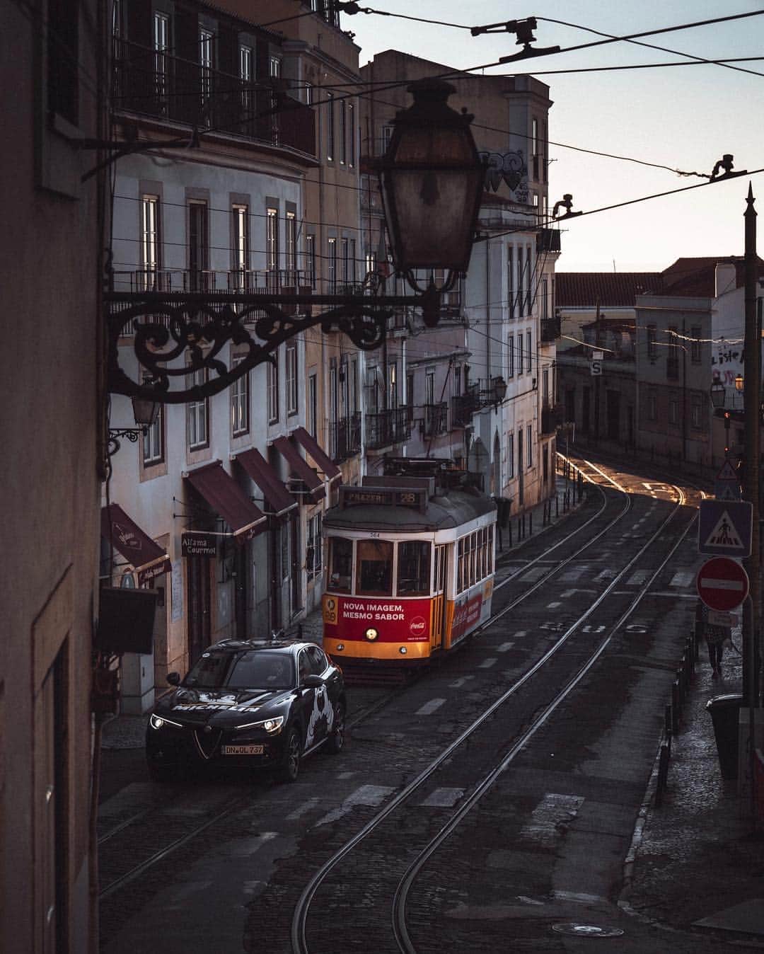 Thomas Kakarekoさんのインスタグラム写真 - (Thomas KakarekoInstagram)「Anzeige // lisbon 24h  Second set of pictures of #MySUVoyage with @michelin in Lisbon. From an early morning mission in Alfama to an exclusive dinner party at a secret location. This trip had the best of both worlds and there’s even more to see in my Stories.  #lisbon #michelin」3月17日 18時19分 - thomas_k