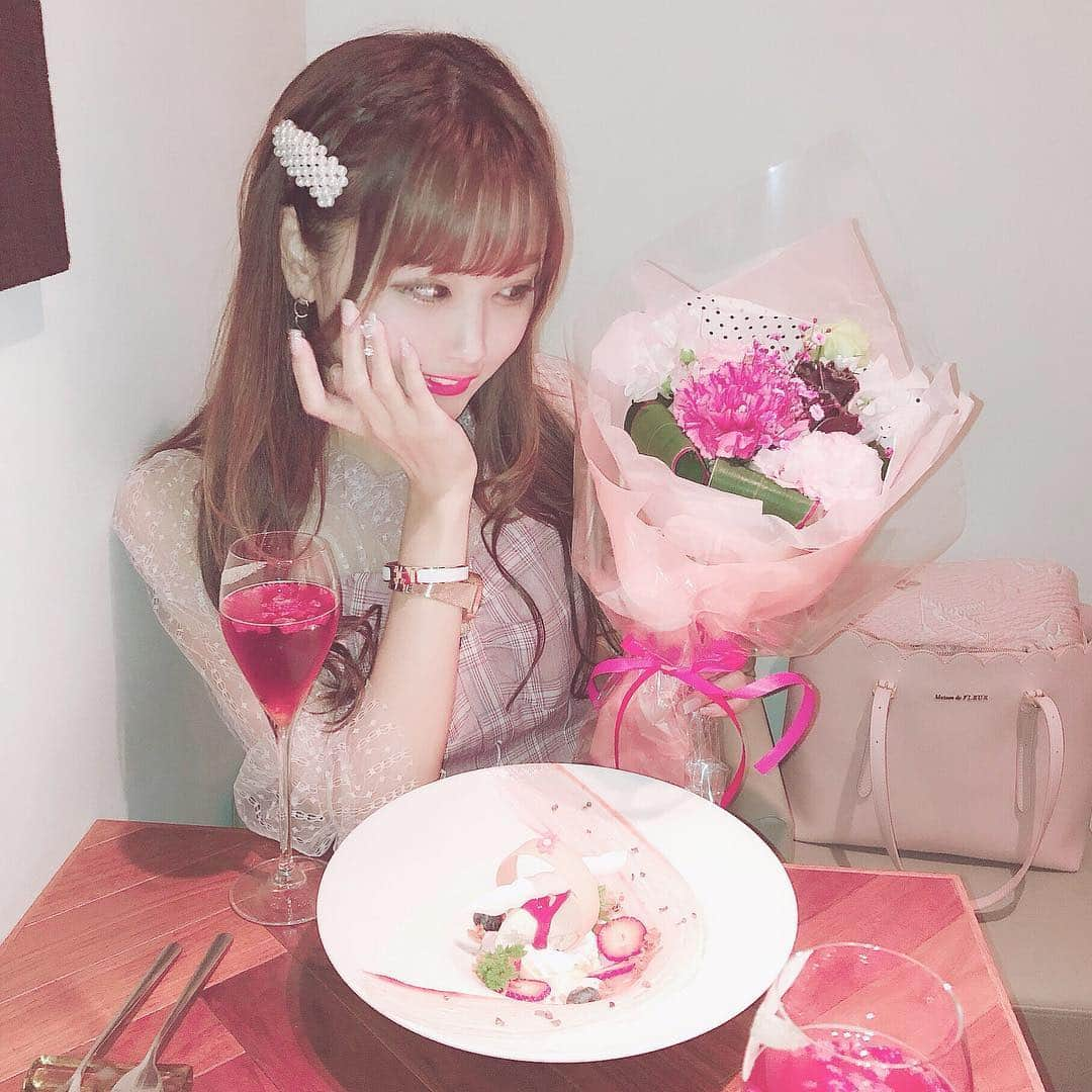 さきぼんさんのインスタグラム写真 - (さきぼんInstagram)「幸せWhiteday♡  デザートのコースをいただきました‪( ´•̥ ̫ •̥` )‬💓 お花はチョコレートのバラだった🥀 . りょーくんいつもありがとう♡！ . . #Whiteday #ホワイトデー #さきぼんデート」3月17日 18時30分 - sakibon69