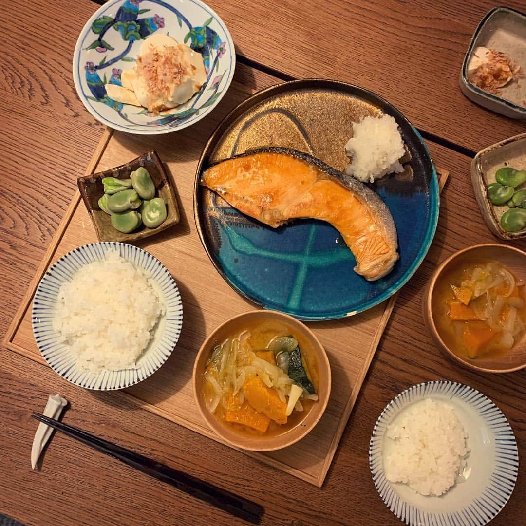 鈴木六夏さんのインスタグラム写真 - (鈴木六夏Instagram)「朝定食のような夜ご飯(^^) Qとそら豆、初めまして♪ 銀鮭はQと分けっこ。けっこう取られた😅🤣 #Qと2人の週末 #衣替えアンド断捨離決行 #後ほど私なりのやり方 #アップします♪」3月17日 18時26分 - rikuka.62