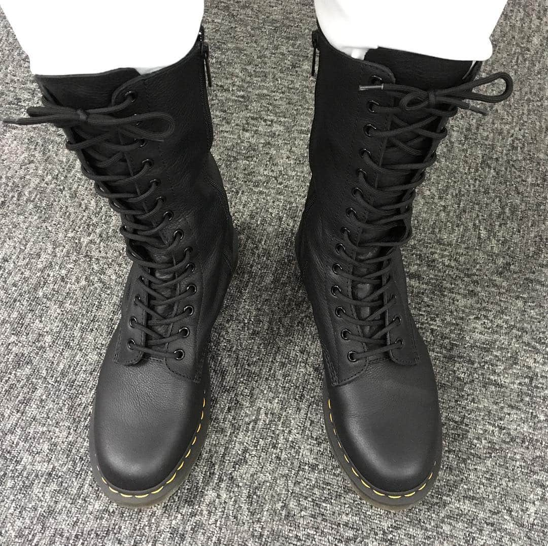 ひぐち君さんのインスタグラム写真 - (ひぐち君Instagram)「黒に変えてみました。 #drmartens  #ドクターマーチン  #boots #bottes #stivali #ブーツ #ロングブーツ  #tokyo 🇯🇵 #wineexpert 🍷 #髭男爵 #ひぐち君」3月17日 18時29分 - higehiguchi