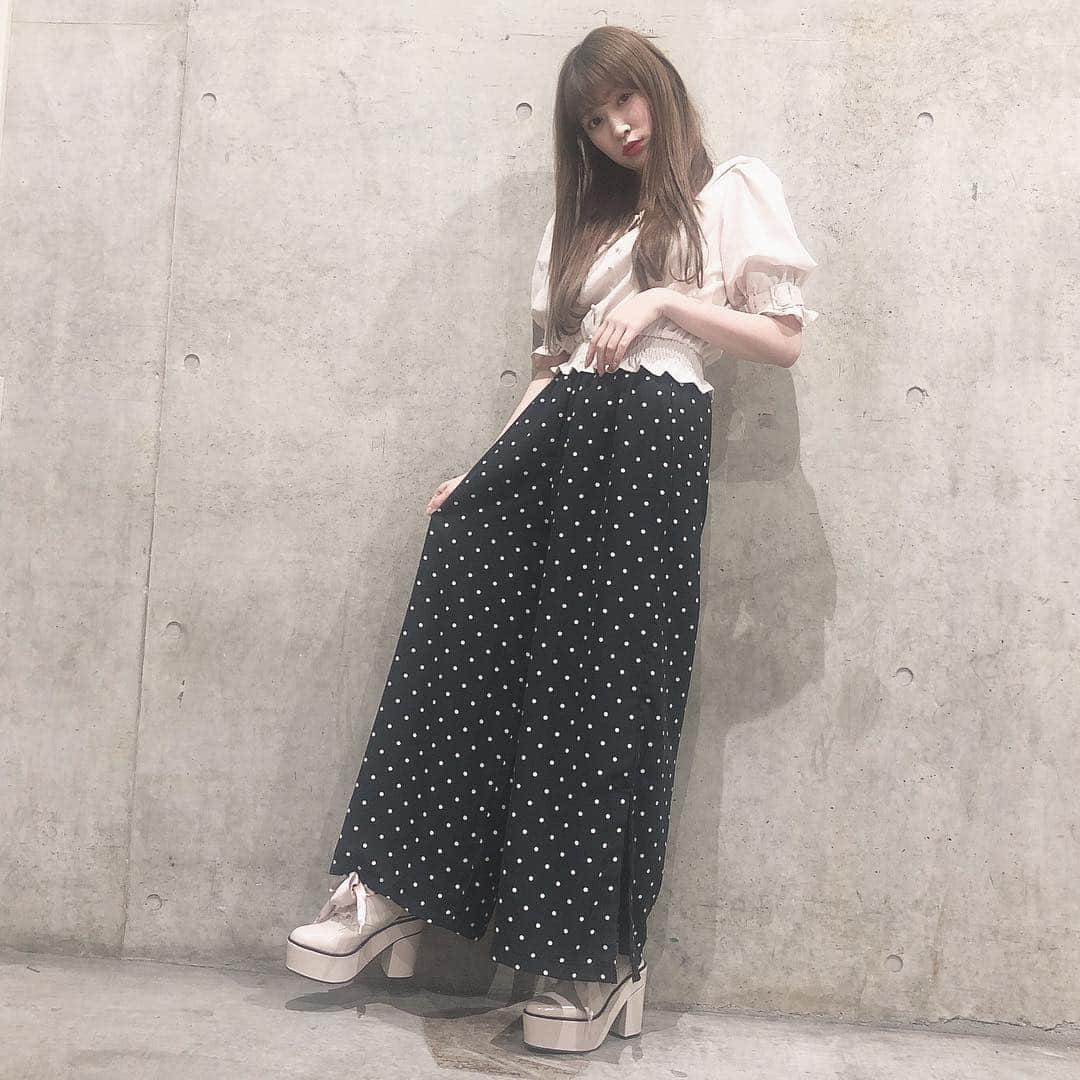 吉田朱里さんのインスタグラム写真 - (吉田朱里Instagram)「今日は楽ちんコーデ🖤🖤 . #EATME #lillilly #アカリンコーデ #fashion #ootd」3月17日 18時29分 - _yoshida_akari