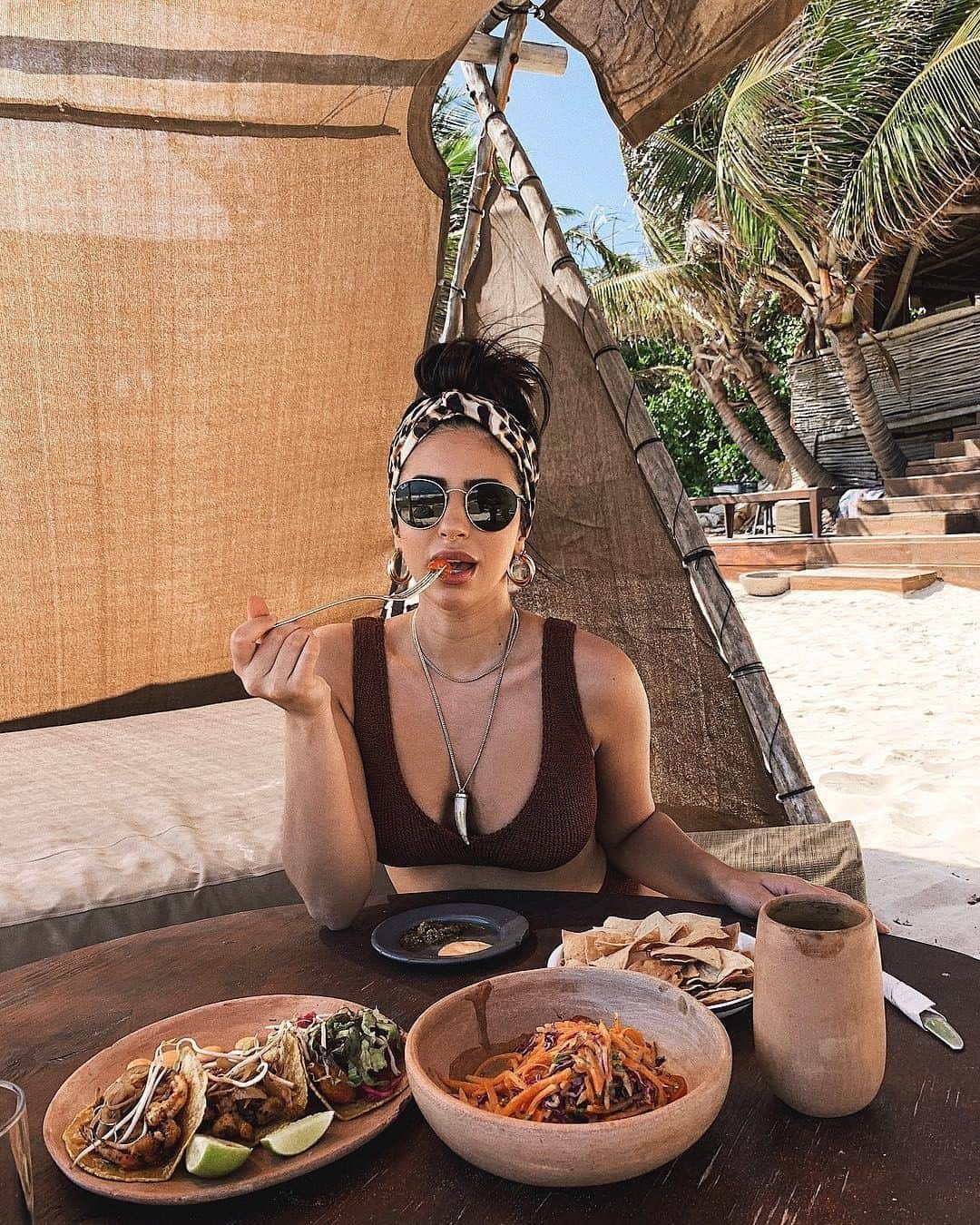 ASOSさんのインスタグラム写真 - (ASOSInstagram)「Breakfast is served 🌮 📸 @basma_bada 🔎 ASOS DESIGN crinkle bikini (1394210) 🗣 Image description: Basma eating tacos on the beach」3月17日 18時32分 - asos