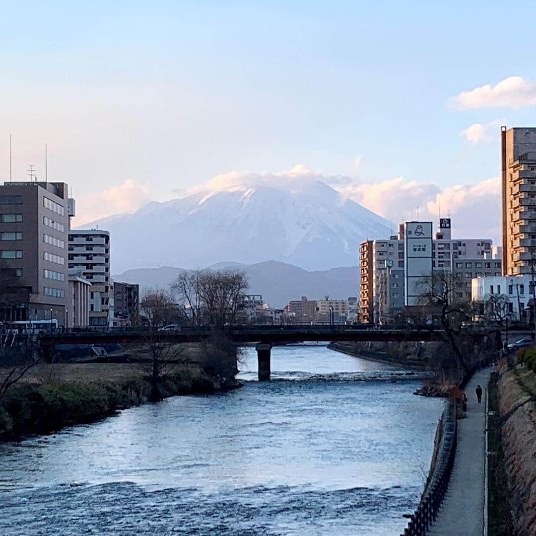 大隅智子さんのインスタグラム写真 - (大隅智子Instagram)「開運橋から北上川と岩手山 #開運橋 #岩手山 #北上川」3月17日 18時32分 - tomokotenki