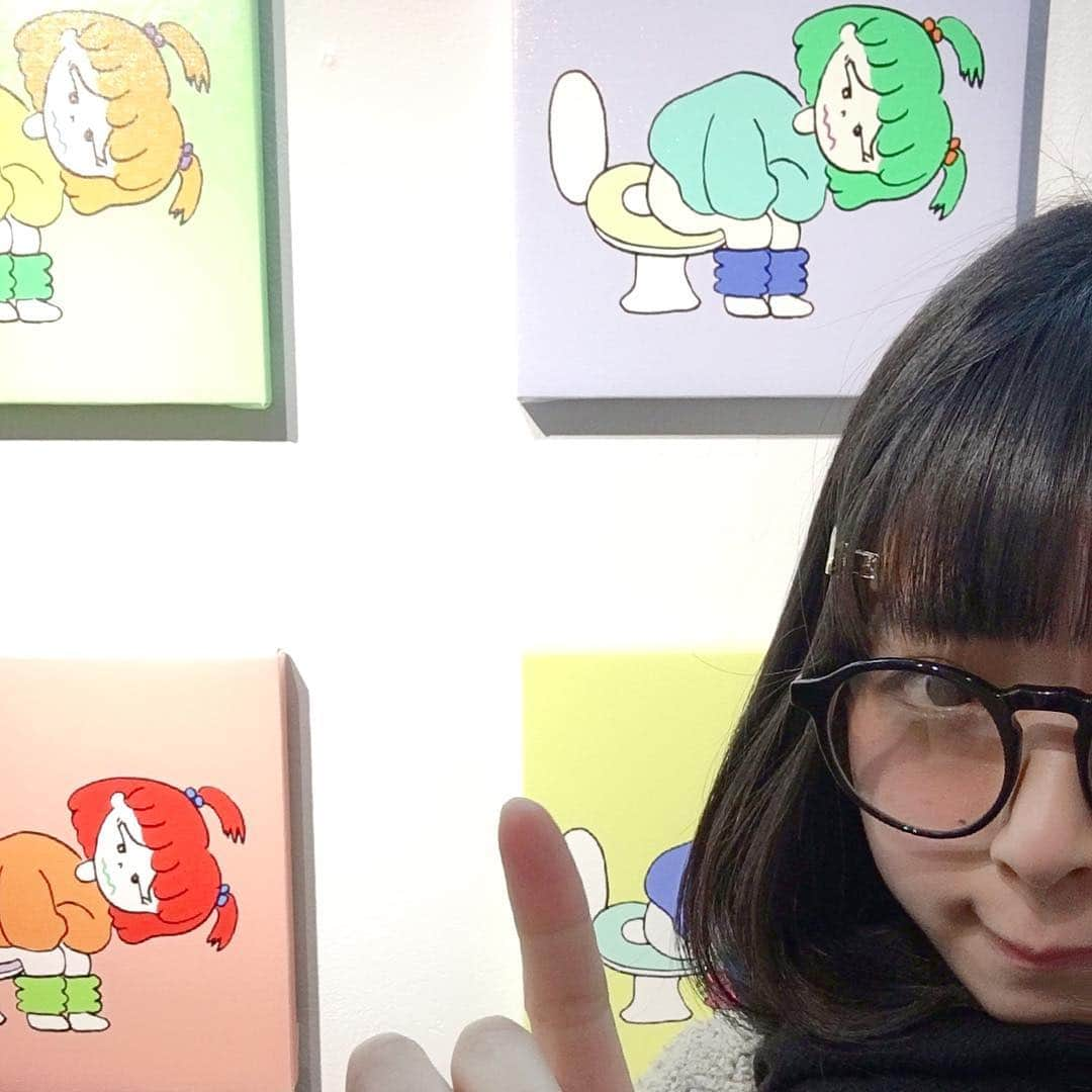 甘楽さんのインスタグラム写真 - (甘楽Instagram)「りかちゃんの個展見に行きました🐌生誕Tシャツを描いてもらったり、ヨネコ市にも参加してもらって仲良くしてくださる優しいりかちゃん🐶 大繁盛でお忙しそうだったのでスタタタと出てきてしまったけど楽しかったぁ🌸アクキーをお買い上げっと◎自分の感性を守りながら外に向かっていって、それはとても努力されているんだなって、ステキなお仕事をなさっているなと思いました。 #りかちゃん #playroom  #jinkinokogallery #soloexhibition  #代官山 #個展 #触ってないよ #💕」3月17日 18時36分 - n__feni