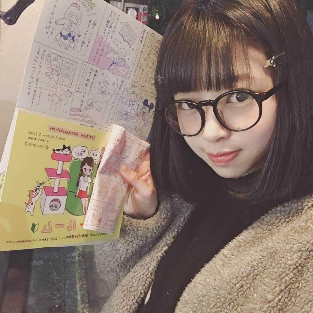 甘楽さんのインスタグラム写真 - (甘楽Instagram)「りかちゃんの個展見に行きました🐌生誕Tシャツを描いてもらったり、ヨネコ市にも参加してもらって仲良くしてくださる優しいりかちゃん🐶 大繁盛でお忙しそうだったのでスタタタと出てきてしまったけど楽しかったぁ🌸アクキーをお買い上げっと◎自分の感性を守りながら外に向かっていって、それはとても努力されているんだなって、ステキなお仕事をなさっているなと思いました。 #りかちゃん #playroom  #jinkinokogallery #soloexhibition  #代官山 #個展 #触ってないよ #💕」3月17日 18時36分 - n__feni