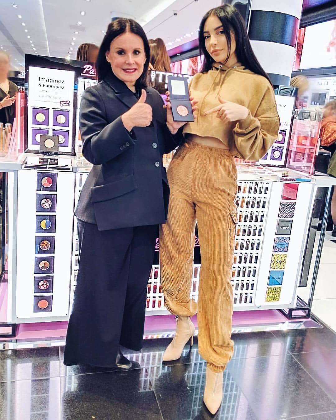 sananasのインスタグラム：「#PostSponsorisé PALETTE FACTORY 🏭 @ByTerryOfficial 🎨  Un honneur de poser aux côtés de Terry pour le lancement de son usine à palettes 🙈J’adore cette femme, elle est tellement douce et a tout le temps des histoires hyper intéressantes à raconter ! 😃 __ Jusqu’au 27 mai 2019 vous pouvez retrouver la palette factory au Sephora des Champs Elysées, puis elle sera déplacée le 28 mai au @SephoraFrance La Défense jusqu’au 31 août 😉Le concept de la Palette Factory c’est de pouvoir créer SOI-MÊME (oui oui oui) de A à Z sa petite palette en choisissant le ou les pigment(s), les peser puis les presser soi-même. J’ai créé le blush que j’ai dans la main avec 3 pigments différents d’où ma tête toute fière ahah 🙈  __ Vous pensez quoi de ce nouveau concept ? L’idée est plutôt canon non ? Je trouve ça vraiment fun personnellement 😄 __ #PaletteFactory #ByTerry #UsineAPalette #SephoraXByTerry」