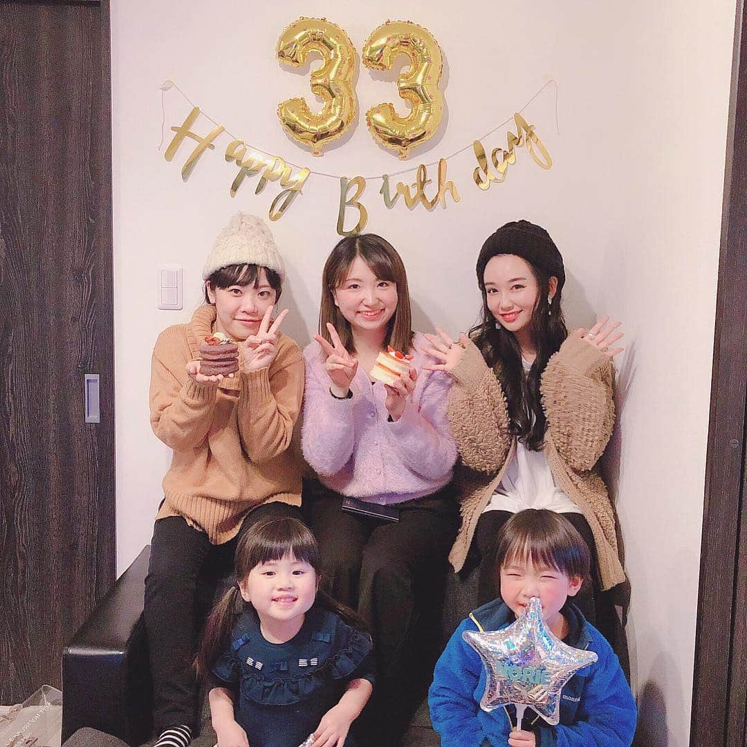 天野ゆうかさんのインスタグラム写真 - (天野ゆうかInstagram)「３月は大好きな２人のお誕生日🎂🎊 . . ★のバルーンと、★シールを貼ったドット柄の33を自作して持ってってお祝い🎈✂️🎨 #MIKA #NORIE . . 昔は器用に作れてた工作も カッターなんて久々に使ったもんやから 書いたり切り抜いたり悪戦苦闘やった😵💦✂️ 子どもちゃん達も喜んでくれたから作った甲斐ありました👧🏻👦🏻⭐︎←それママ達のだぞ . . . ケーキは各々好きなもの選ぶスタイル🍰 みんなでお祝いできて楽しかった🎉 Jもありがとう！ほんまに良いパパさん👨🏻♡ . . . ケーキの写真に あれ？と違和感を感じた方は.. . . . 大正解🙆🏻‍♀️◎ . . . . #happybirthday  #birthday #お誕生日おめでとう  #お誕生日会 #ケーキ #cake #33歳  #ゾロ目 #みんないい笑顔 #ダウトを探せ #ポンコツ携帯の画質の悪さ #33歳ぼかされてるくらいが丁度いい」3月17日 18時43分 - yucca_official